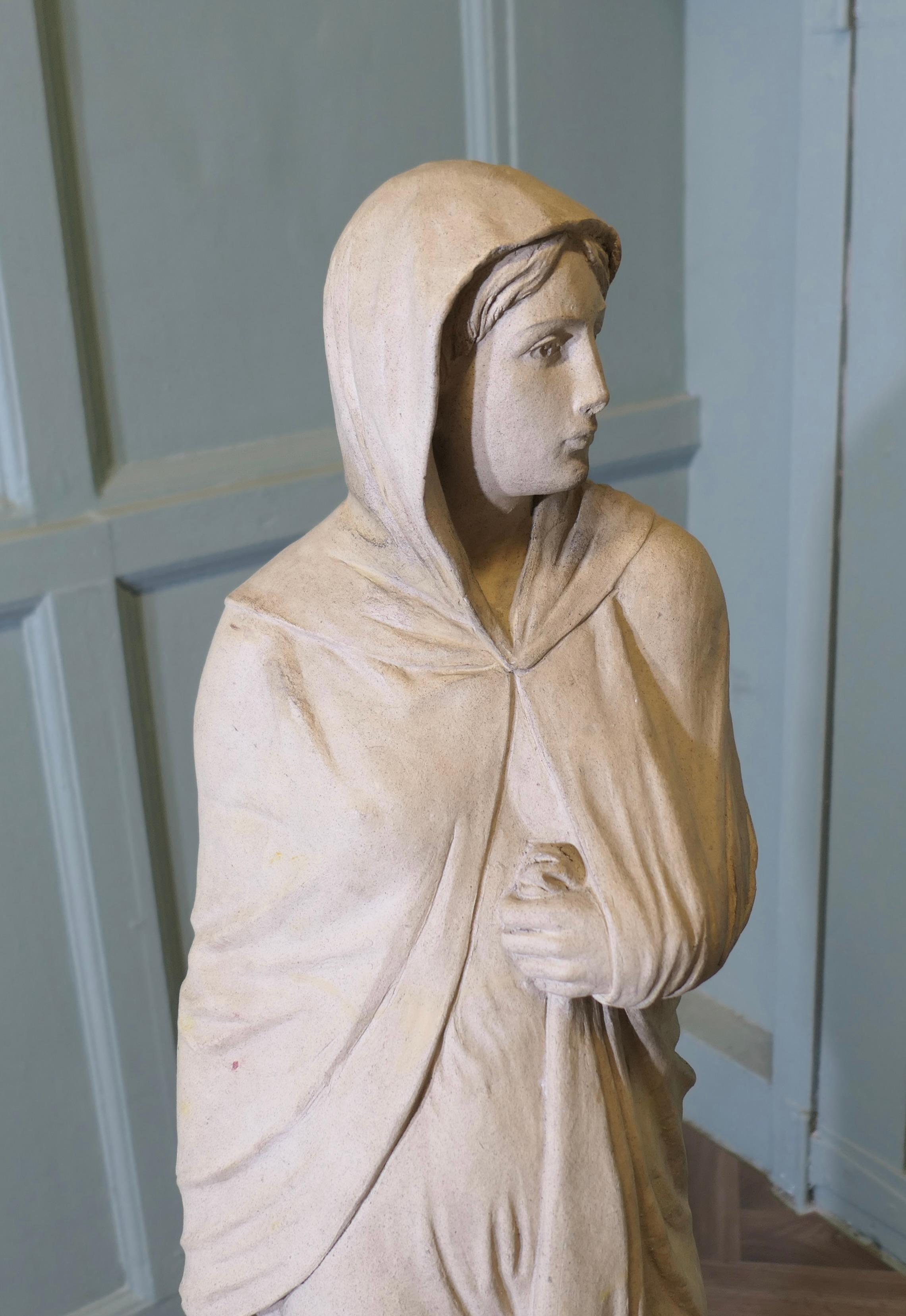 Terre cuite Royal Doulton Statue de femme en terre cuite signée C G en vente
