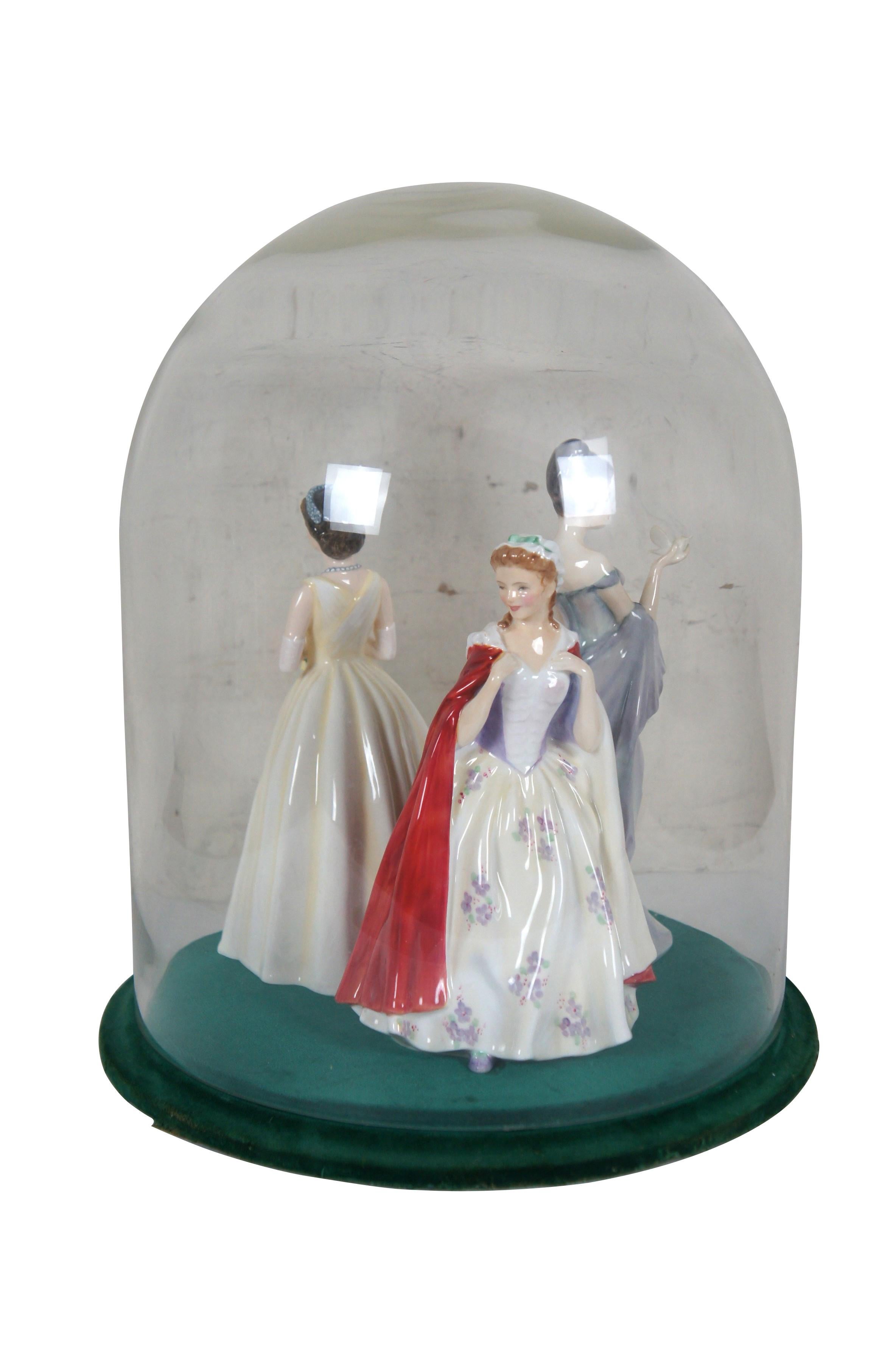 Eine sehr einzigartige und gut präsentiert Glocke Glas Centerpiece mit drei Vintage Royal Doulton Porzellanfiguren von feinen Frauen.  Collection'S umfasst: Königin Elisabeth II. - HN3440 (gelbes und rosa Kleid) - 1992 - modelliert von Peter A. Gee