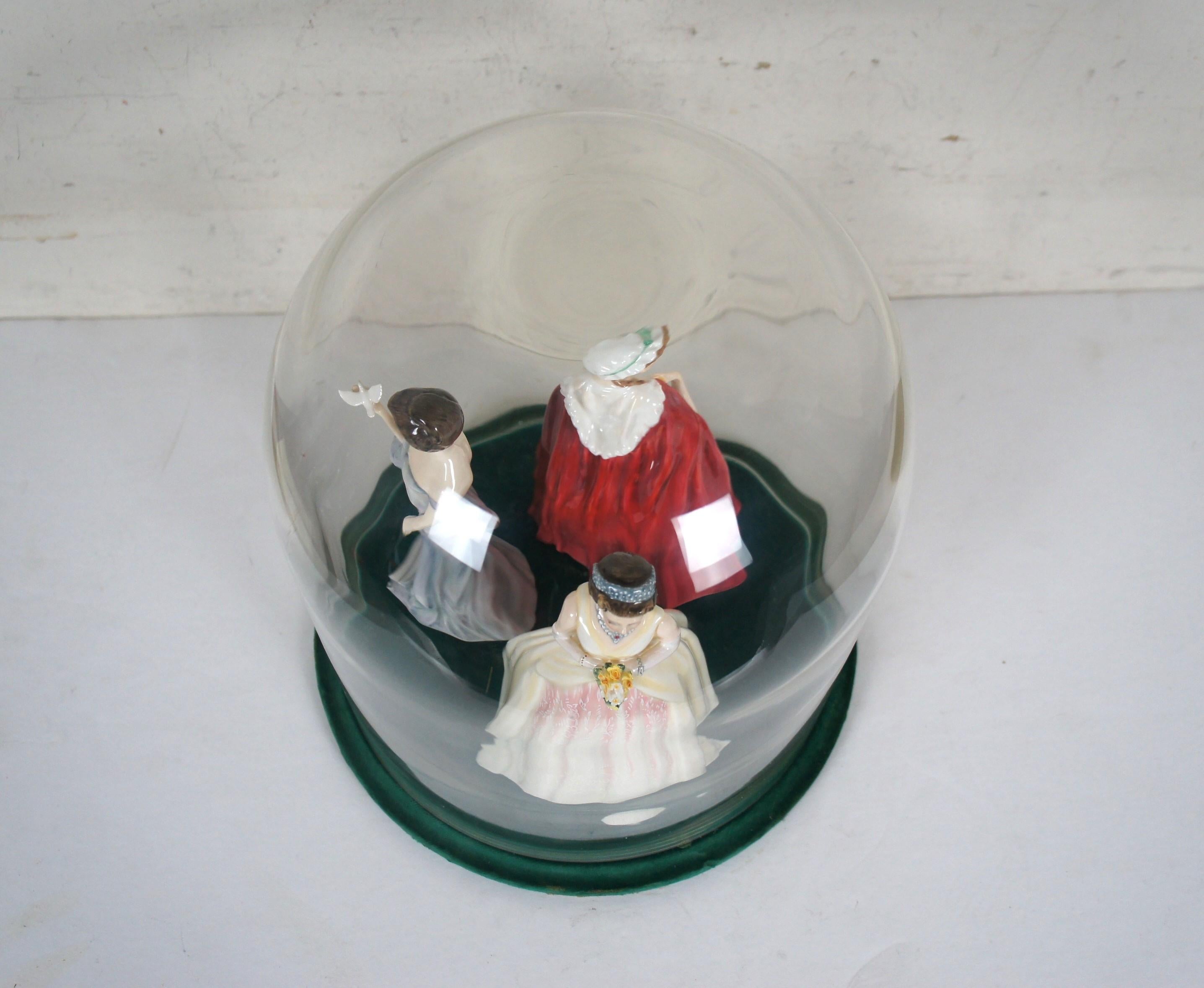Royal Doulton Tafelaufsatz Figuren in Glockenglas Königin Elizabeth II Bess Harmonie (20. Jahrhundert) im Angebot