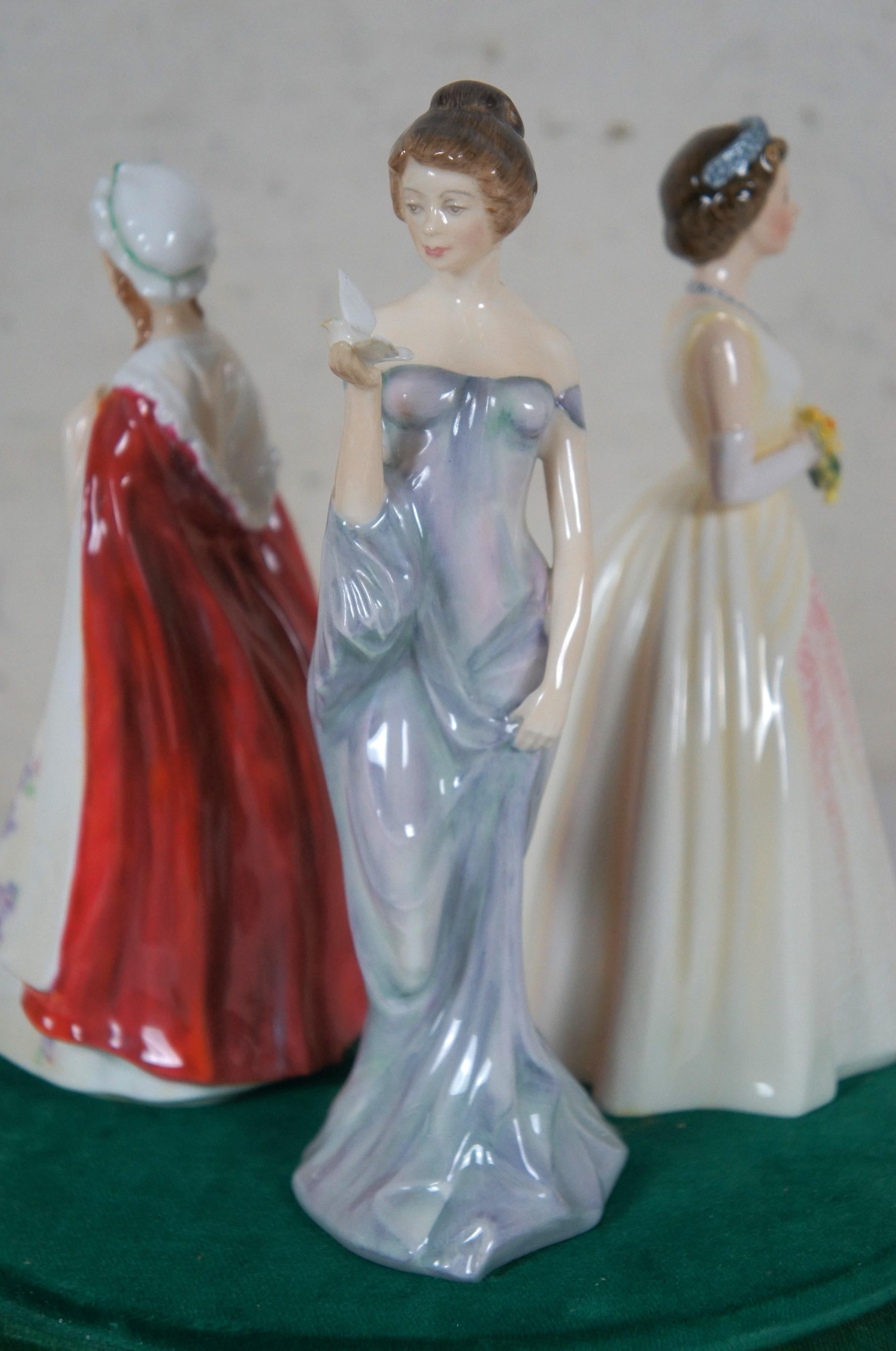 Royal Doulton Tafelaufsatz Figuren in Glockenglas Königin Elizabeth II Bess Harmonie (Porzellan) im Angebot