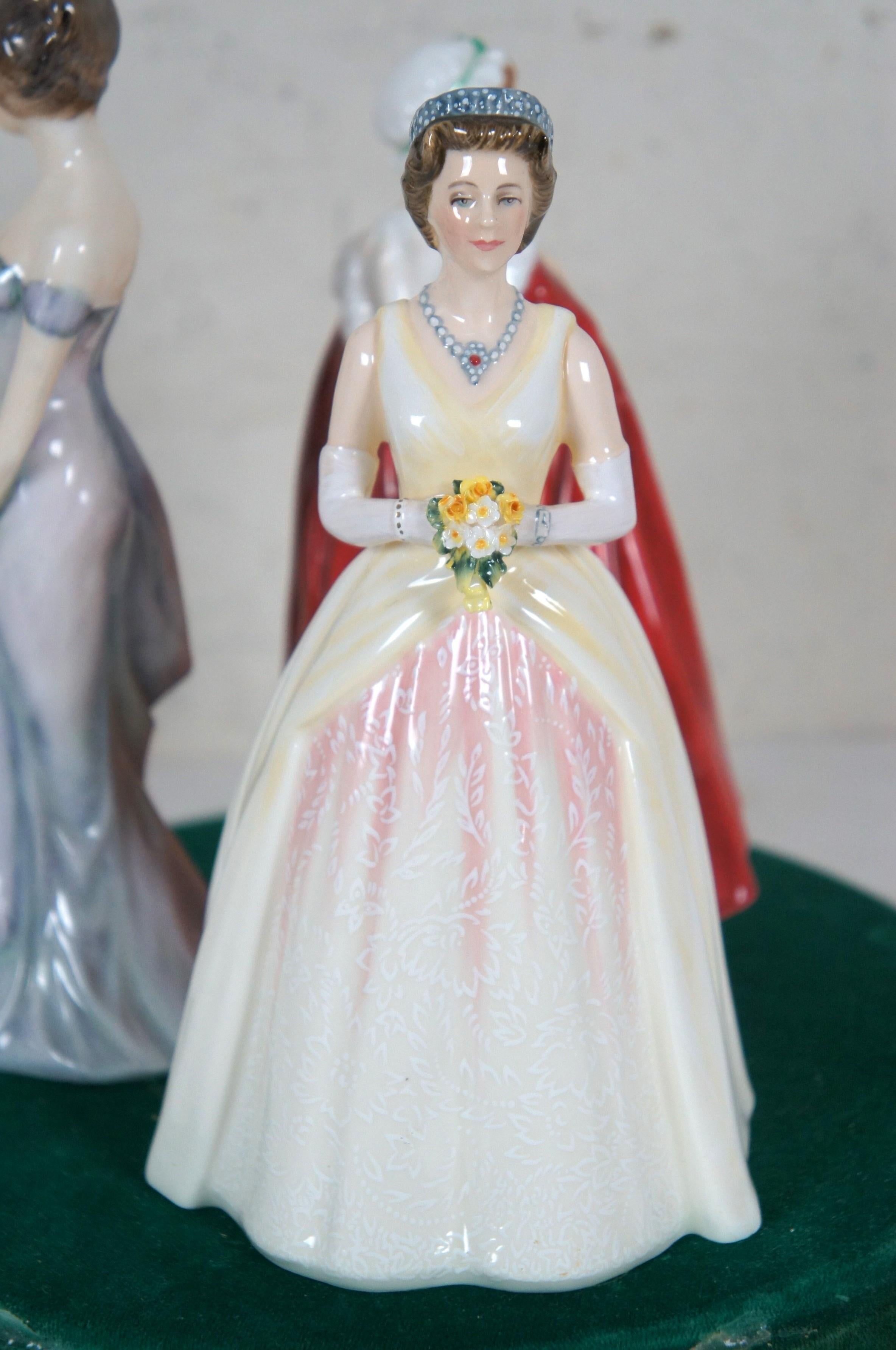 Royal Doulton Tafelaufsatz Figuren in Glockenglas Königin Elizabeth II Bess Harmonie im Angebot 2