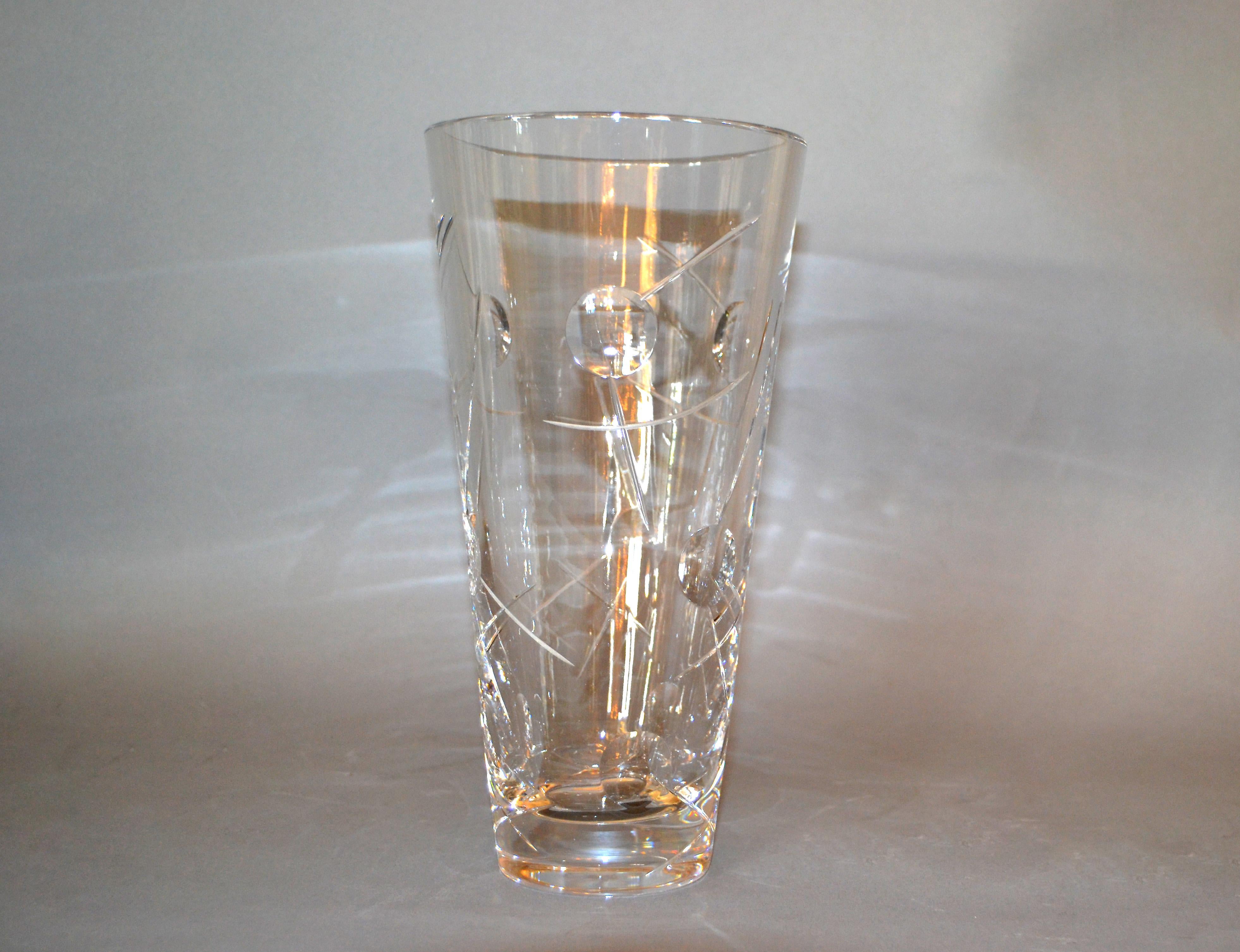 Anglais Vase Royal Doulton en cristal taillé avec bulles gravées, Angleterre, milieu du siècle dernier en vente