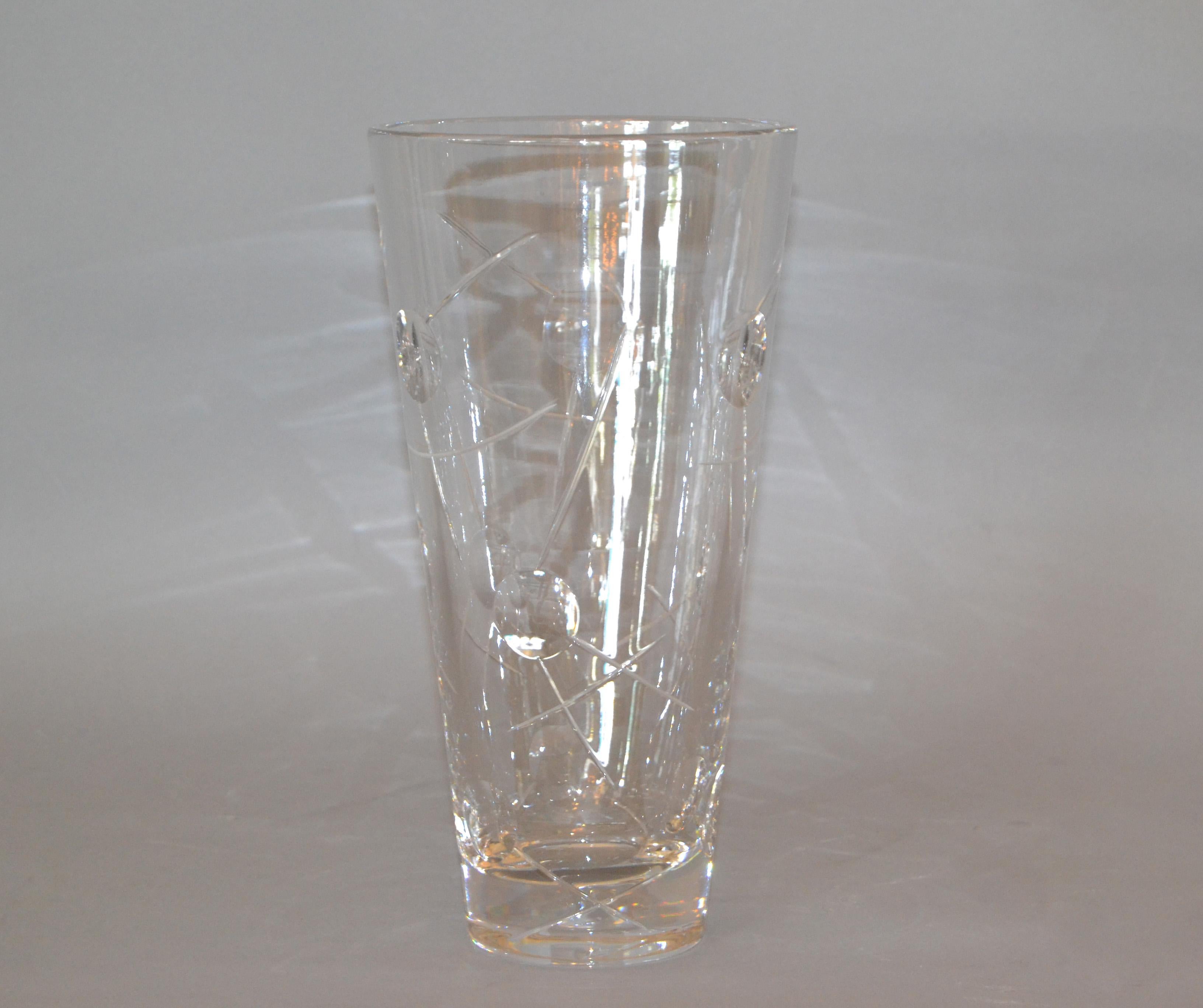 Fait main Vase Royal Doulton en cristal taillé avec bulles gravées, Angleterre, milieu du siècle dernier en vente