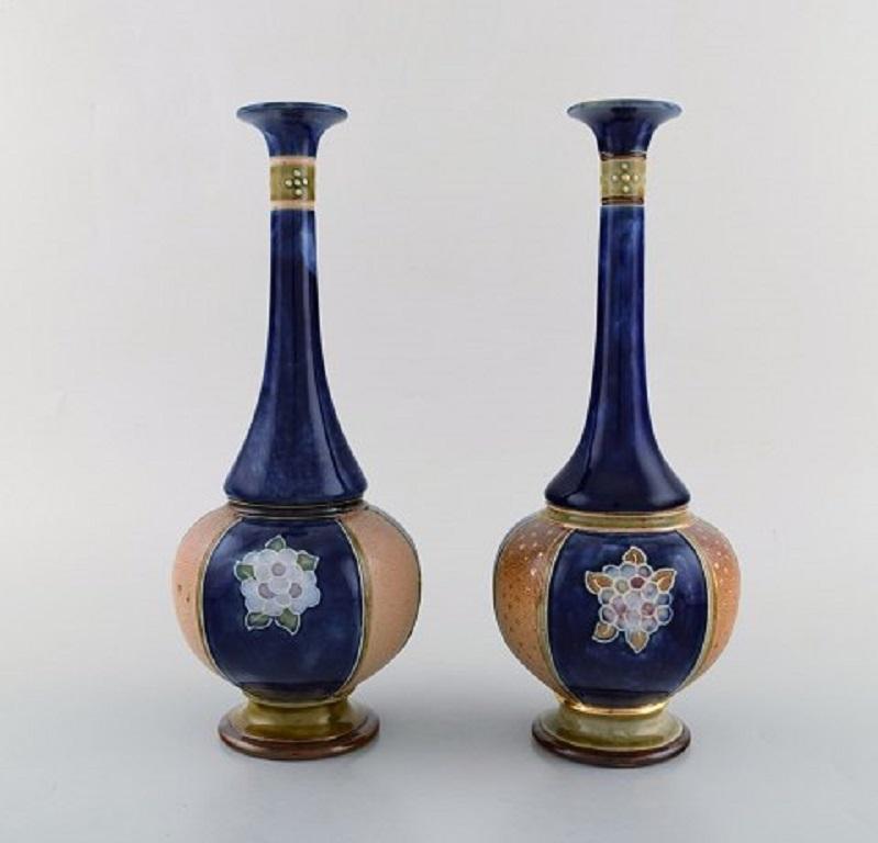 Royal Doulton, Angleterre. Une paire de vases Art Nouveau à col étroit en porcelaine peinte à la main,
vers 1910.
Mesures : 28 x 12 cm.
En très bon état.
Estampillé.