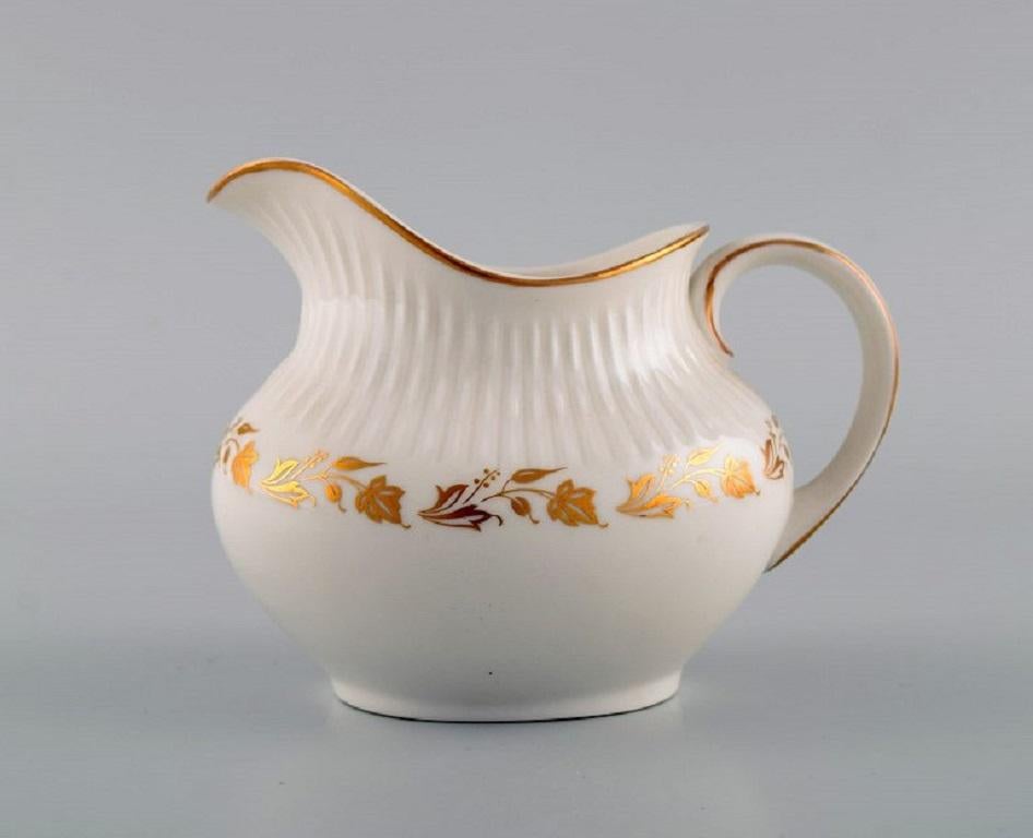 Royal Doulton, Inglaterra, Doce tazas de té Fairfax con platillos y una jarra de crema siglo XX en venta