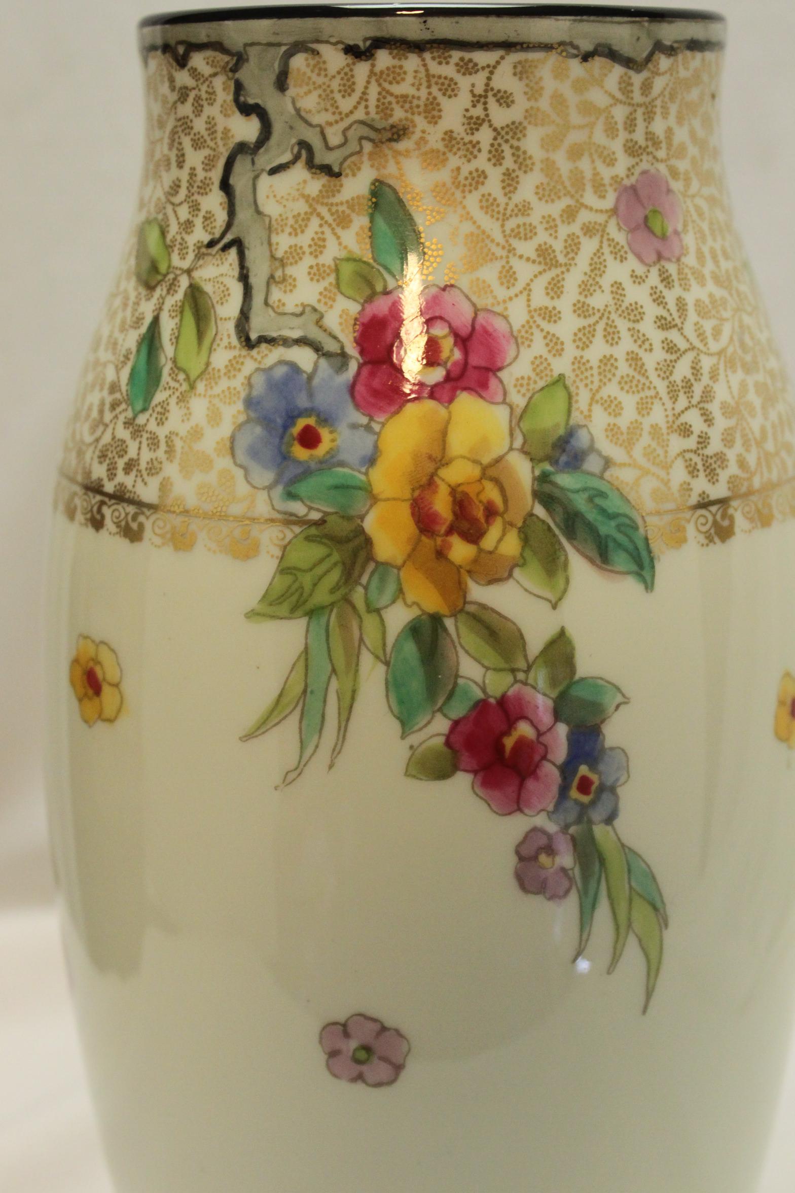 Anglais Vase en porcelaine Royal Doulton coloré à la main en vente