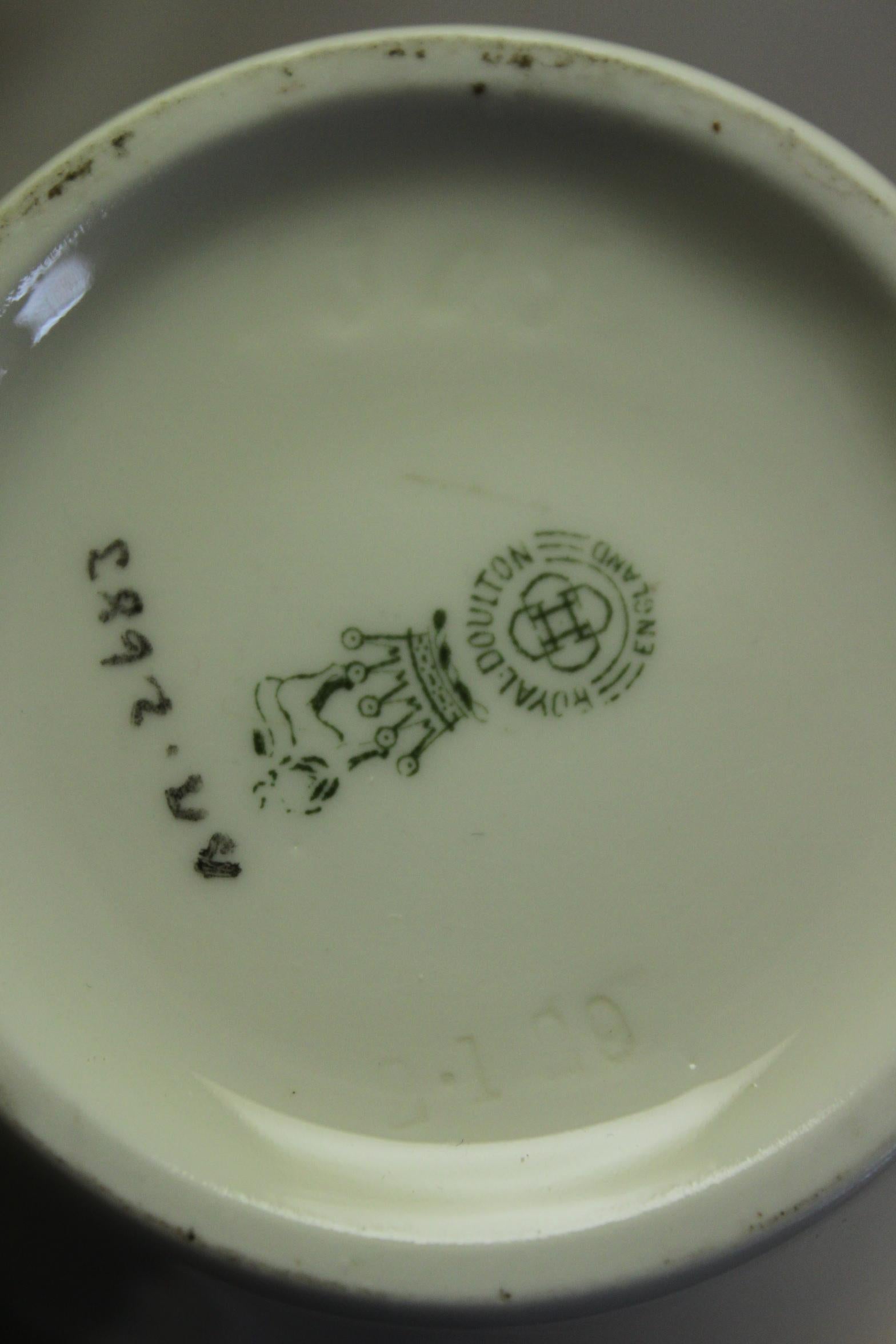 Début du 20ème siècle Vase en porcelaine Royal Doulton coloré à la main en vente