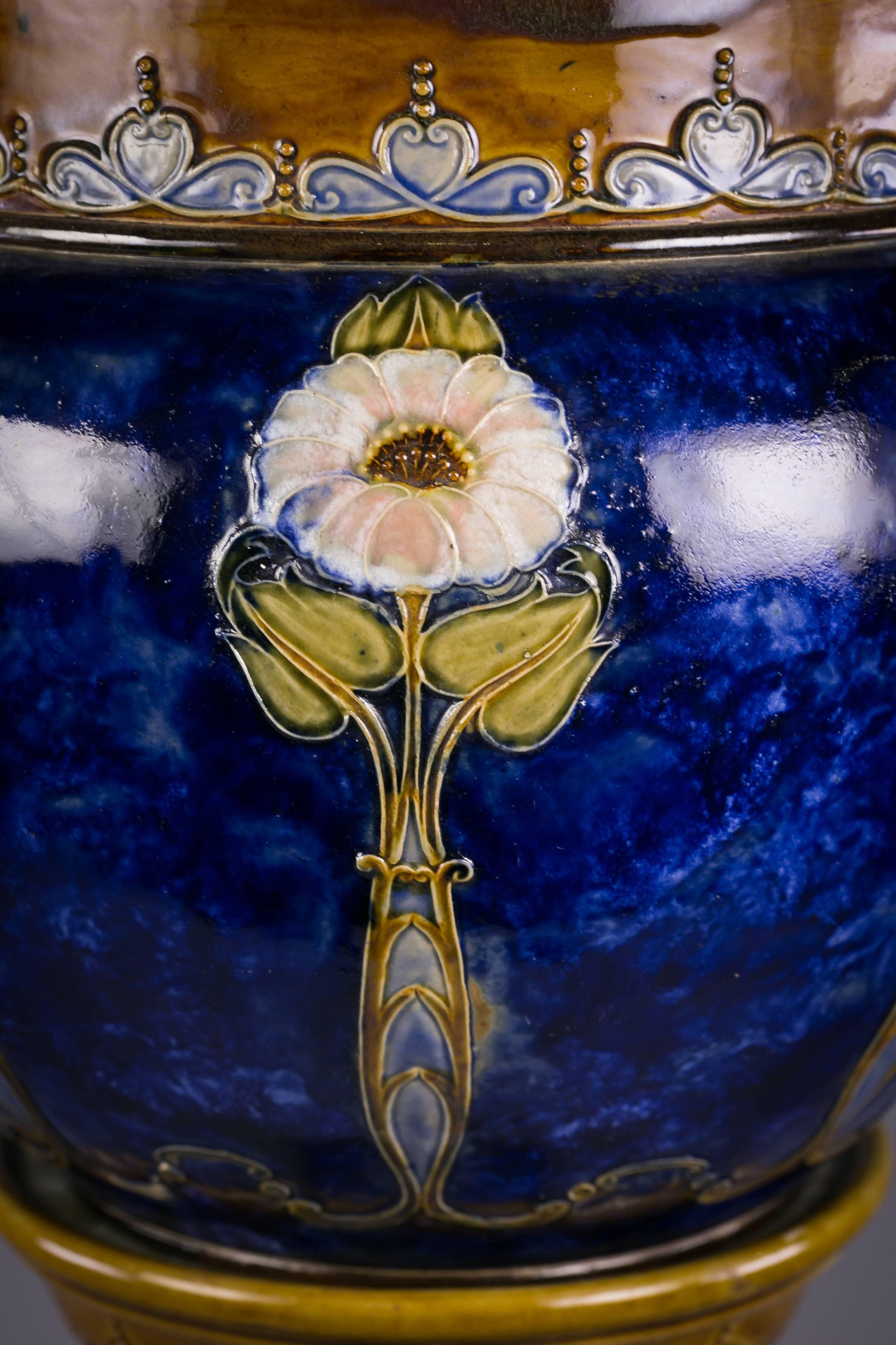 Royal Doulton jardinière su cavalletto, 1920 circa.