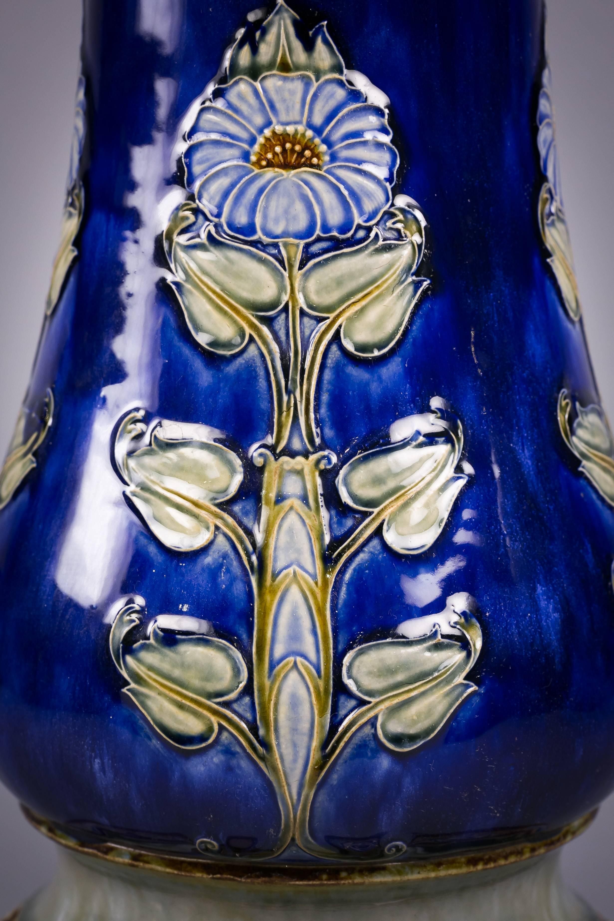 Britannico Royal Doulton Jardinière su supporto, 1920 circa in vendita