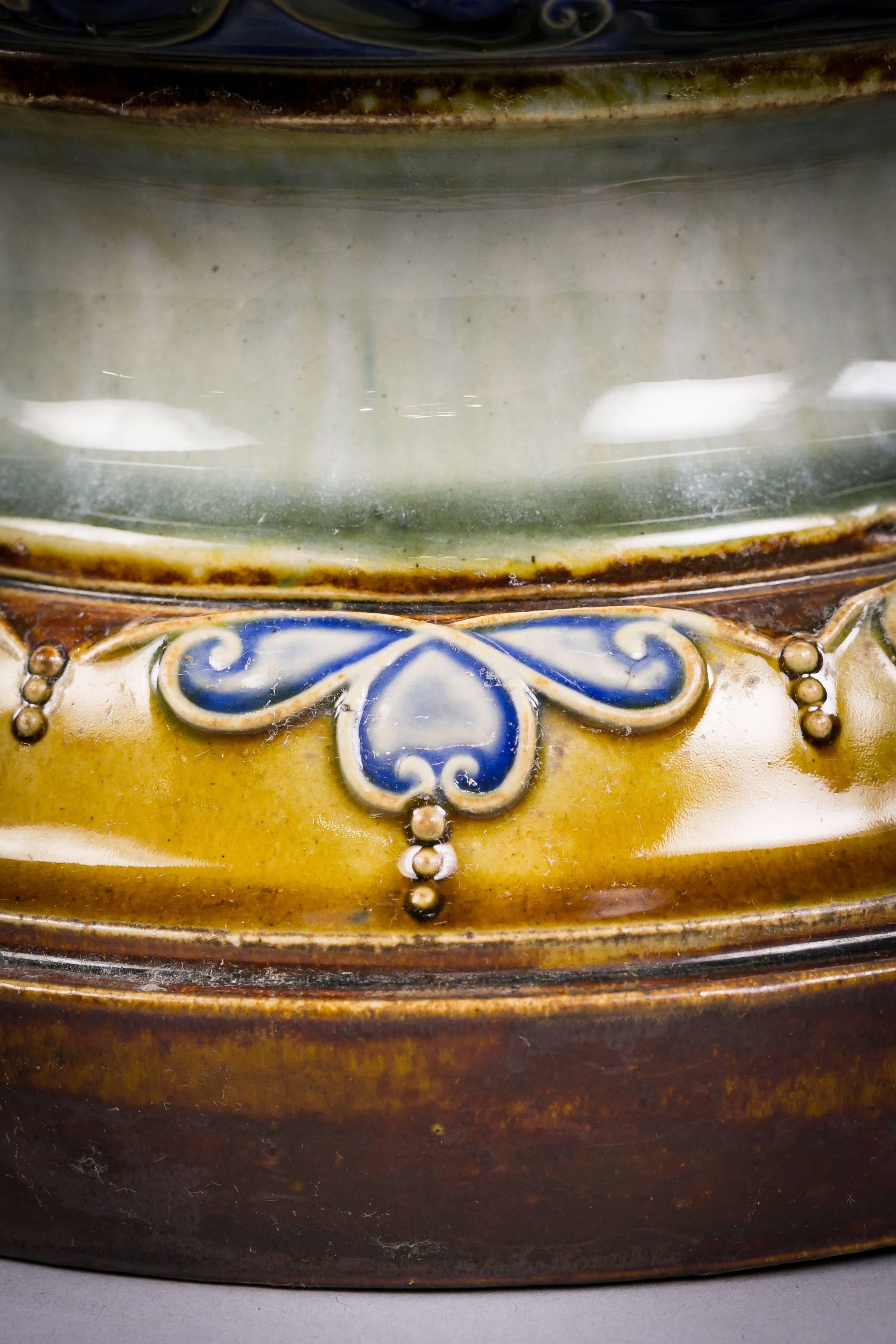 Royal Doulton Jardinière su supporto, 1920 circa In condizioni ottime in vendita a New York, NY