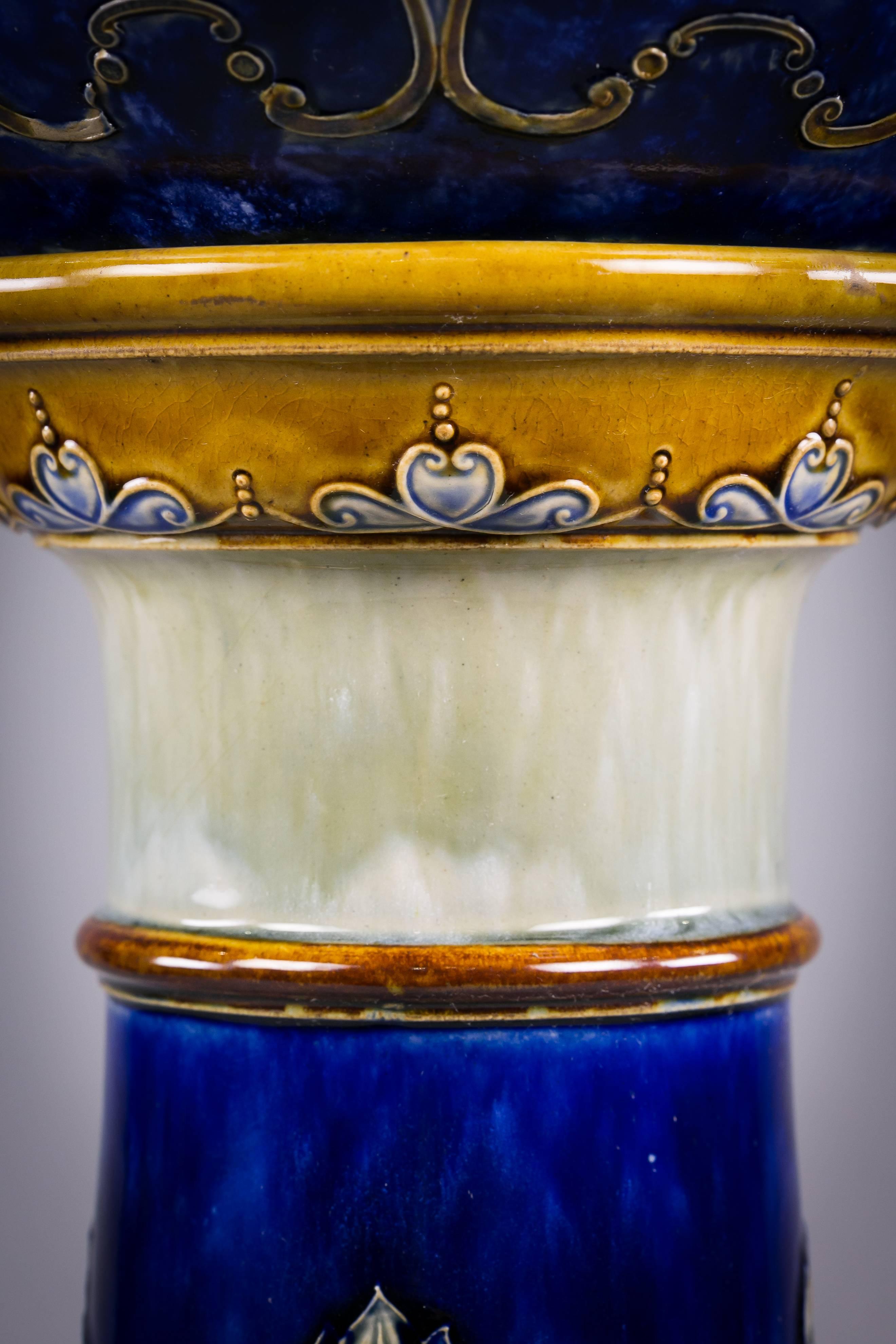 Inizio XX secolo Royal Doulton Jardinière su supporto, 1920 circa in vendita