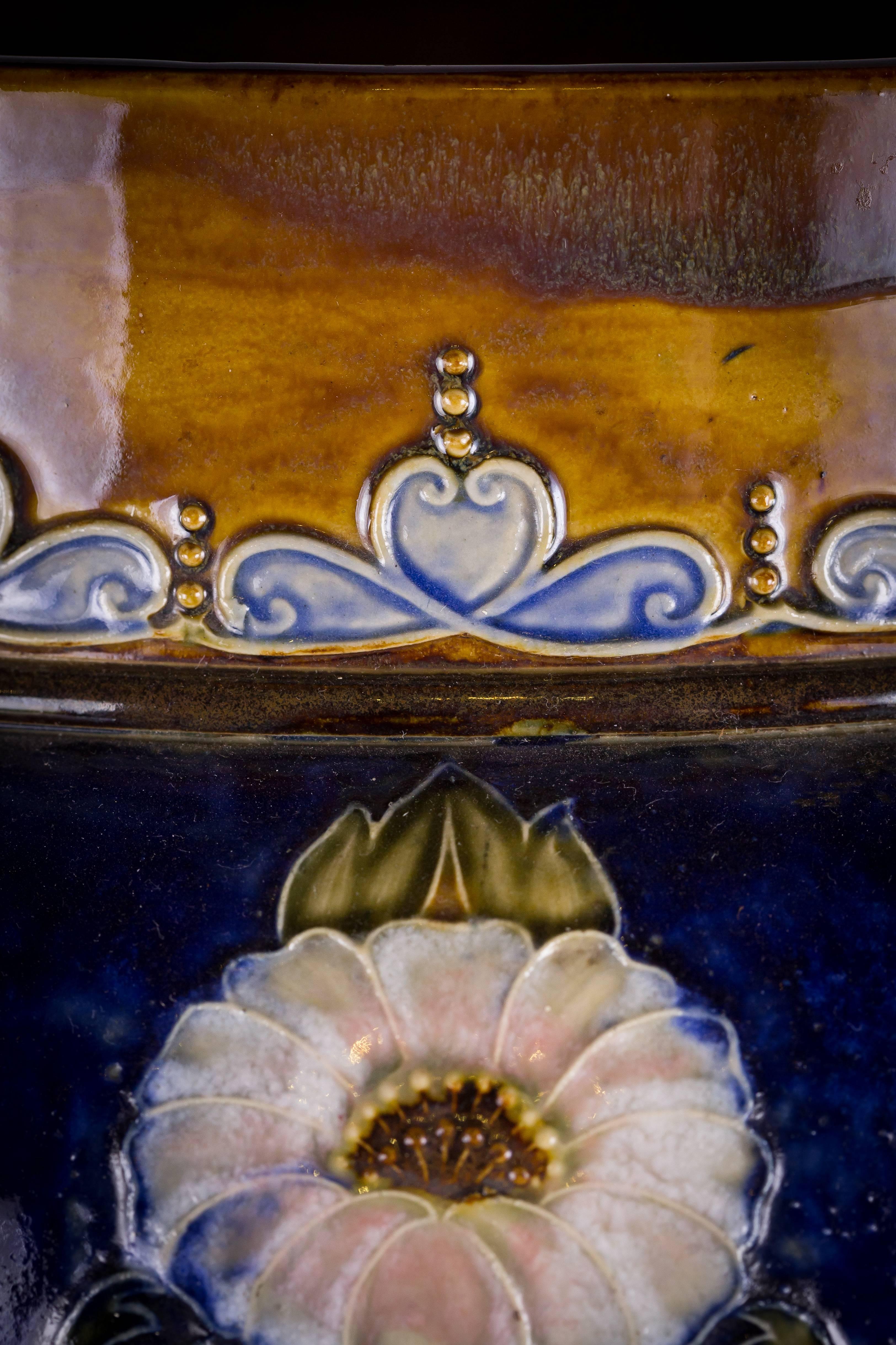 Ceramica Royal Doulton Jardinière su supporto, 1920 circa in vendita