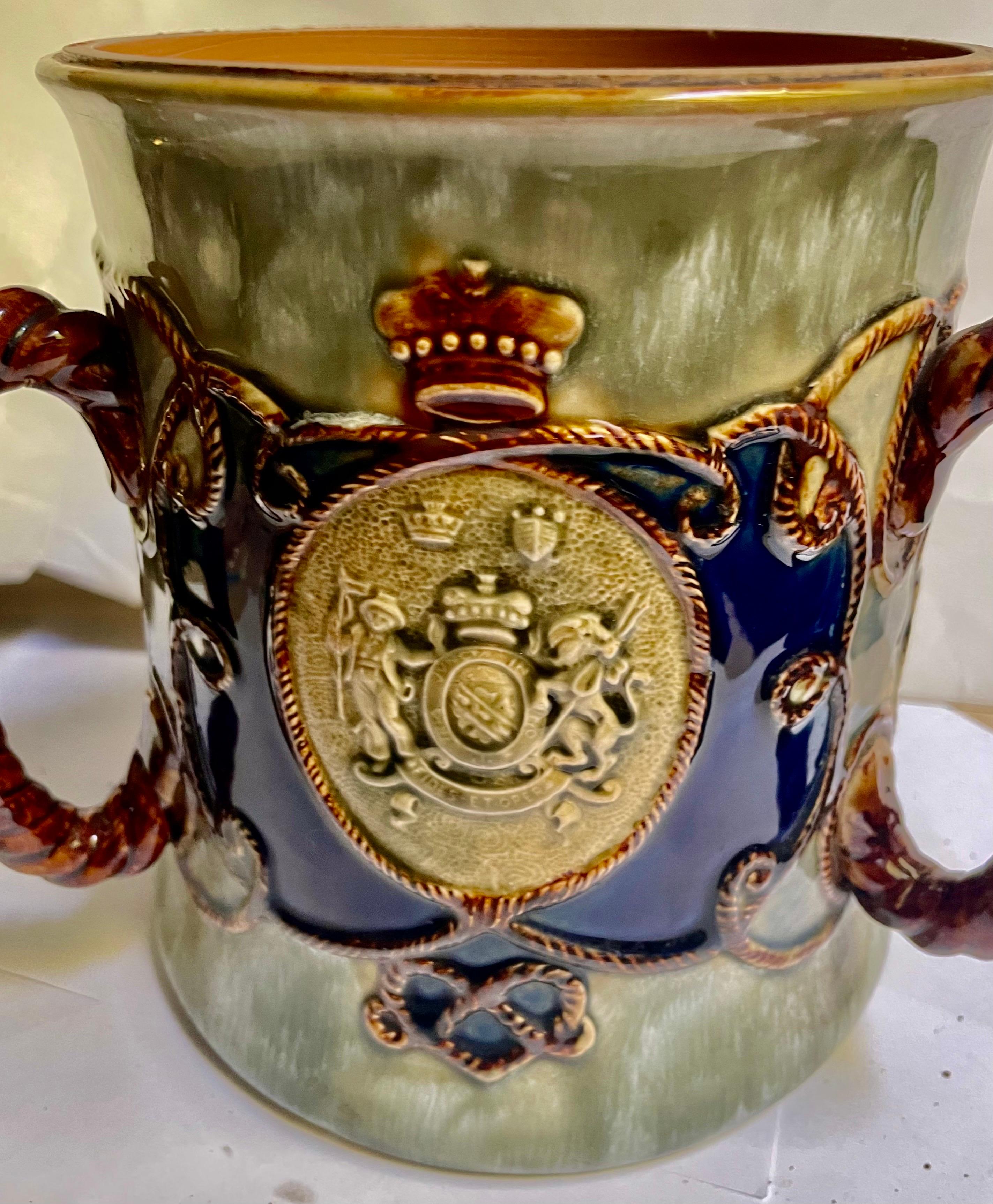 Il s'agit d'une grande coupe d'amour de qualité et merveilleusement décorative fabriquée par Royal Doulton pour commémorer la mémoire de Lord Horatio Nelson, qui a aidé l'Angleterre à remporter la victoire sur Napoléon lors de la bataille de