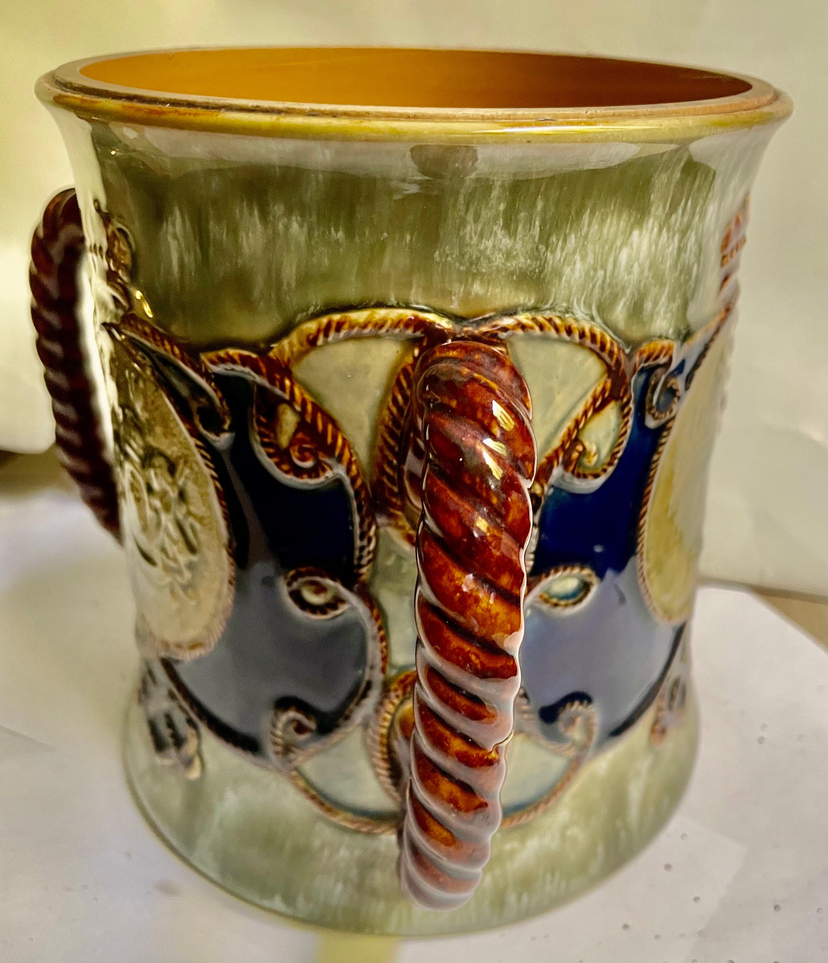Victorien tardif Royal Doulton Lord Nelson Memorial Large Stoneware Loving Cup Centerpiece (pièce maîtresse en grès) en vente