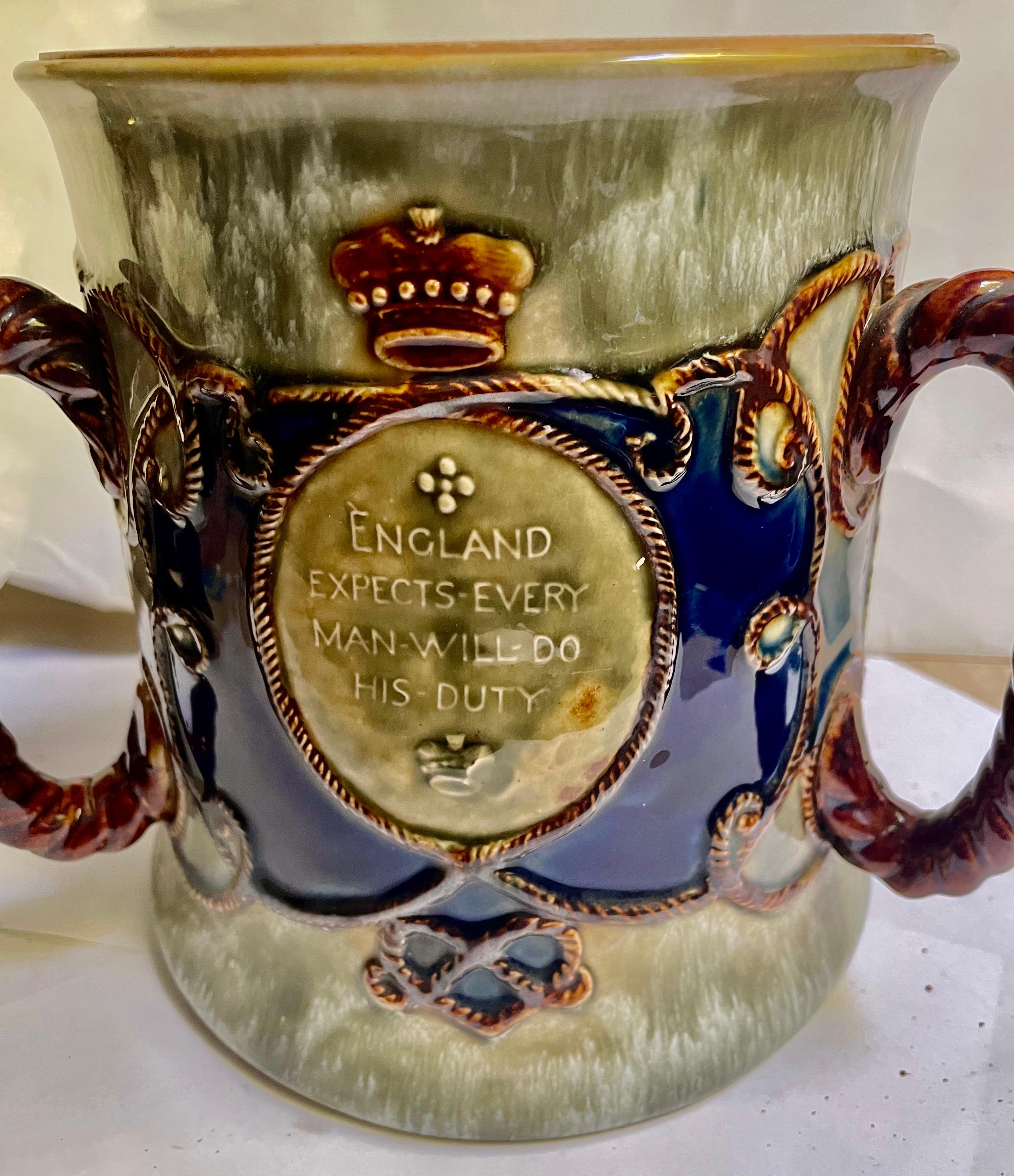 Anglais Royal Doulton Lord Nelson Memorial Large Stoneware Loving Cup Centerpiece (pièce maîtresse en grès) en vente