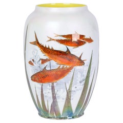 Vase en poterie d'art émaillée lustrée Royal Doulton avec poissons 