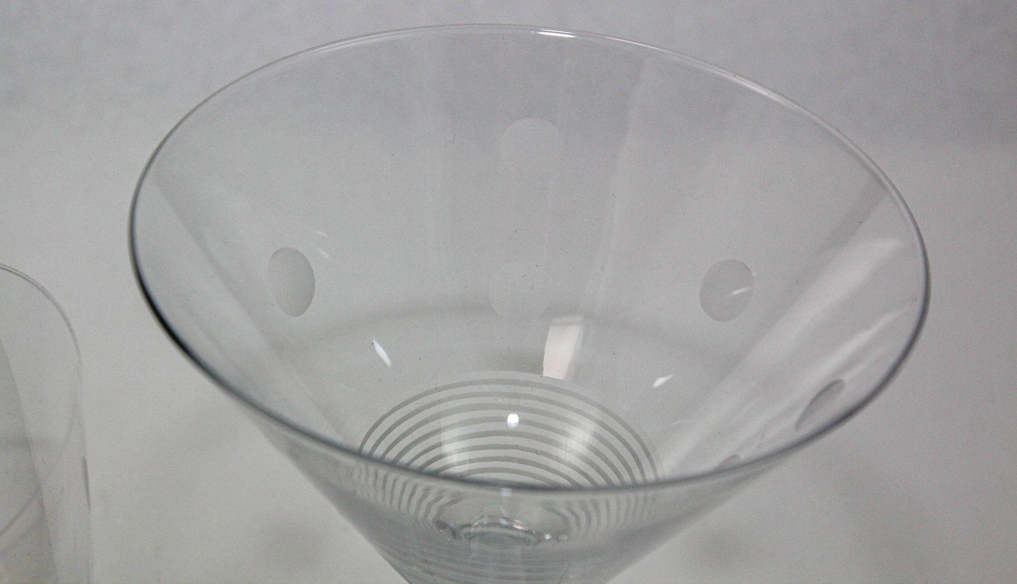 English ROYAL DOULTON Martini Crystal Etched Glasses Set of 2 Vintage Cocktail Barware For Sale