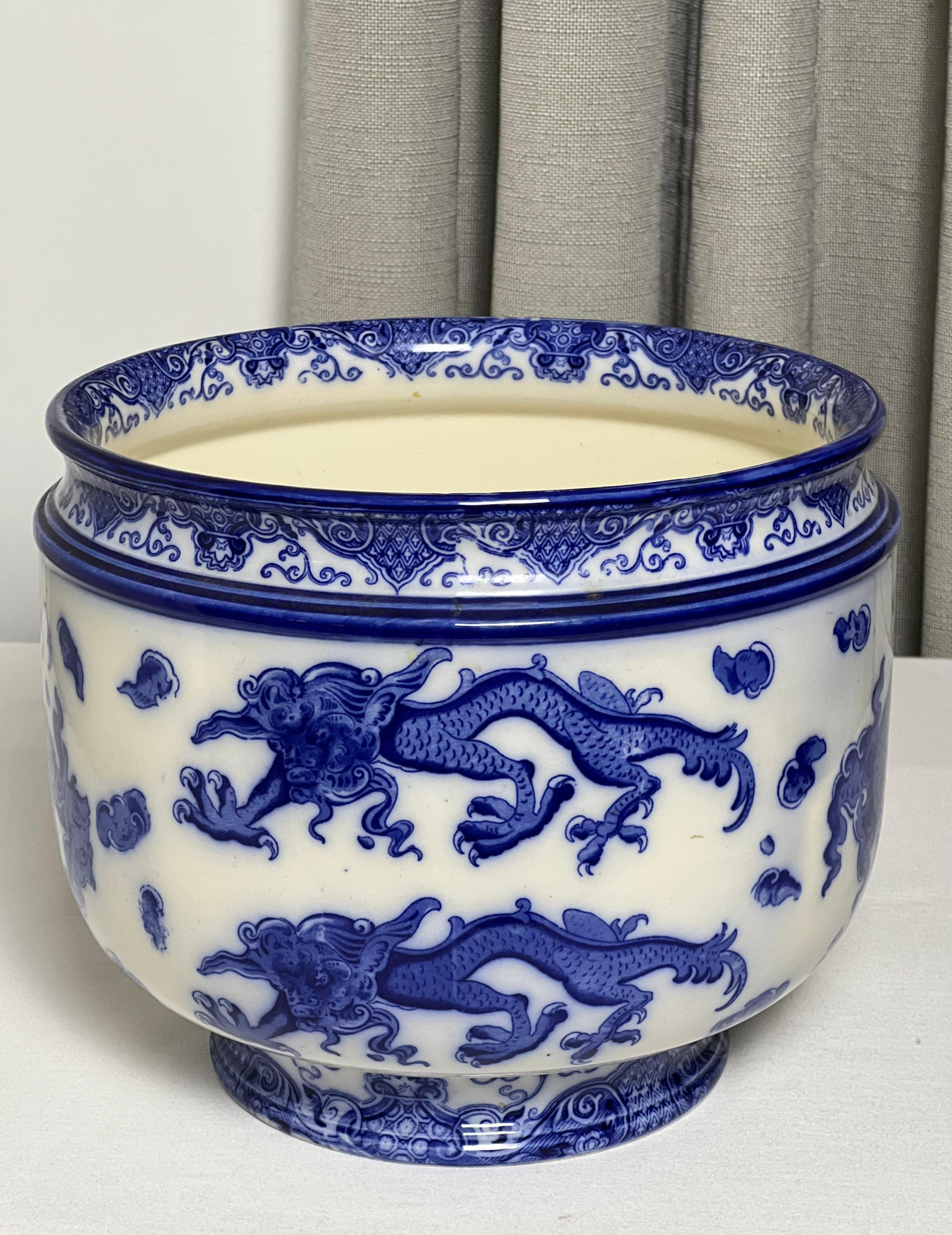 Anglais Jardinière Royal Doulton Oyama en porcelaine bleue à motifs en vente