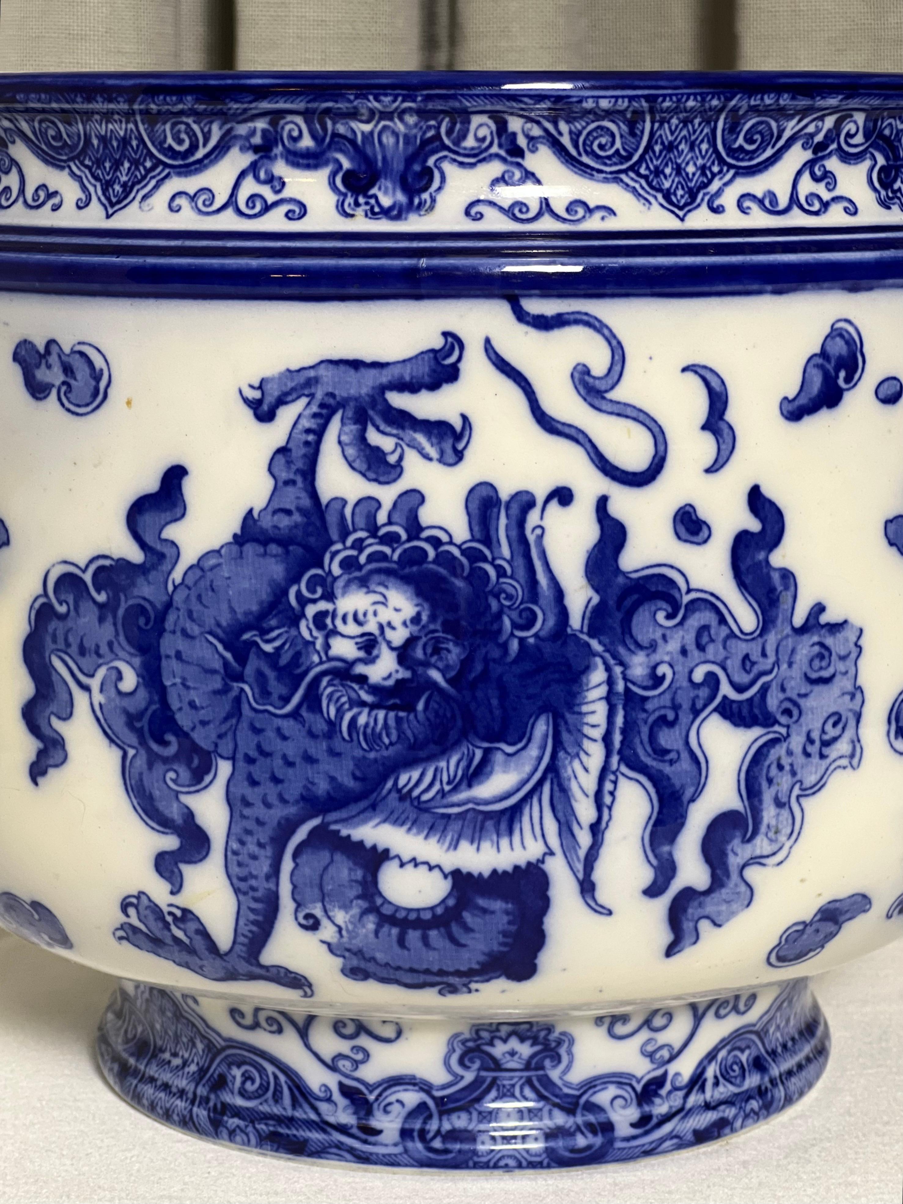 20ième siècle Jardinière Royal Doulton Oyama en porcelaine bleue à motifs en vente
