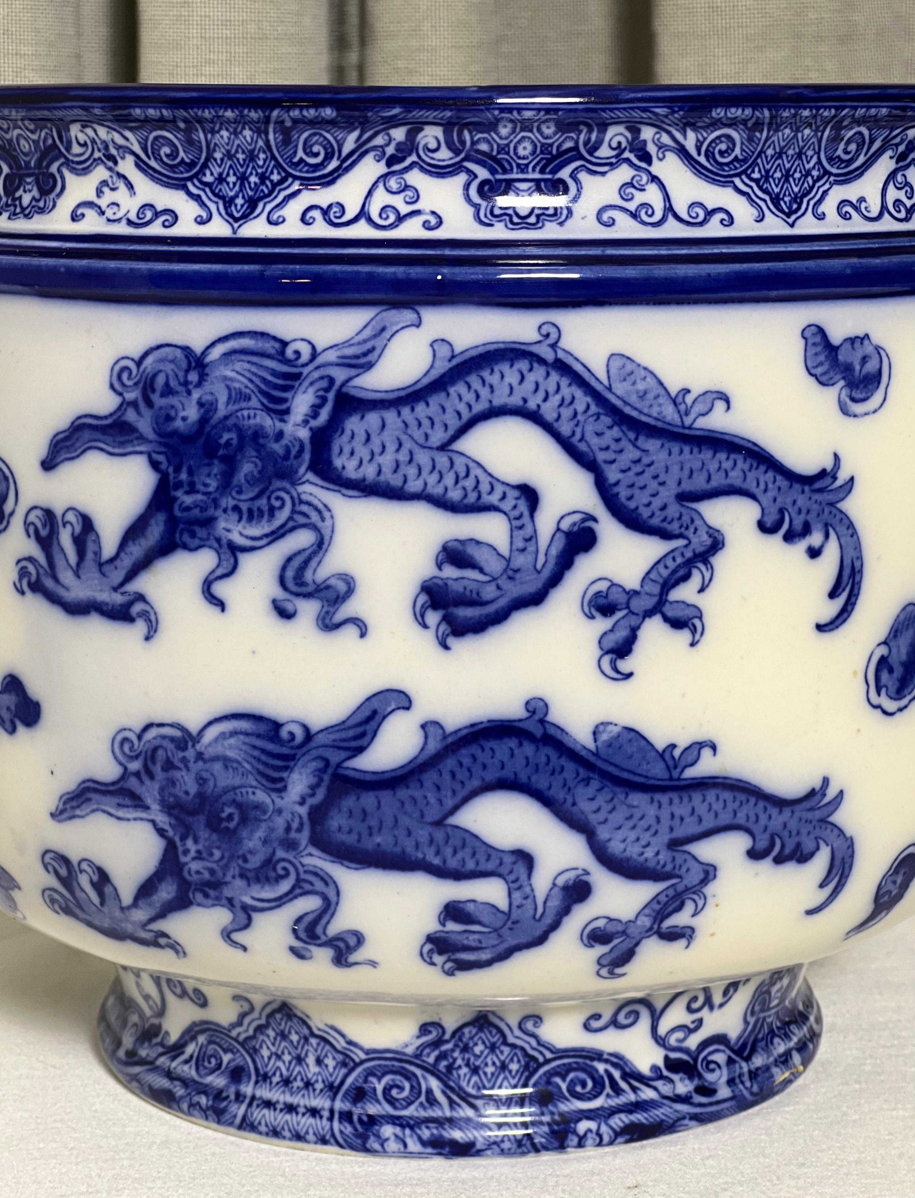 Porcelaine Jardinière Royal Doulton Oyama en porcelaine bleue à motifs en vente