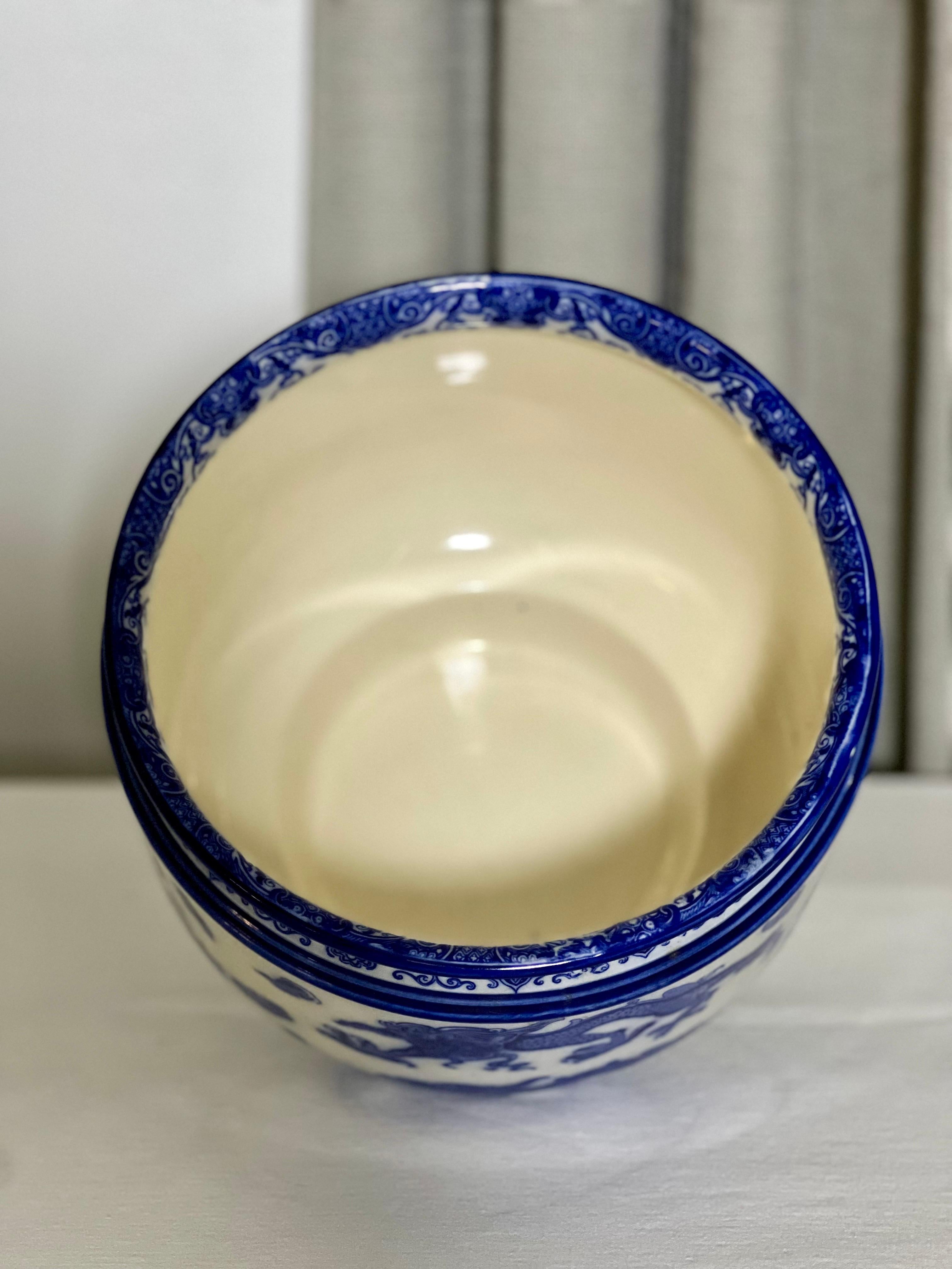 Jardinière Royal Doulton Oyama en porcelaine bleue à motifs en vente 3