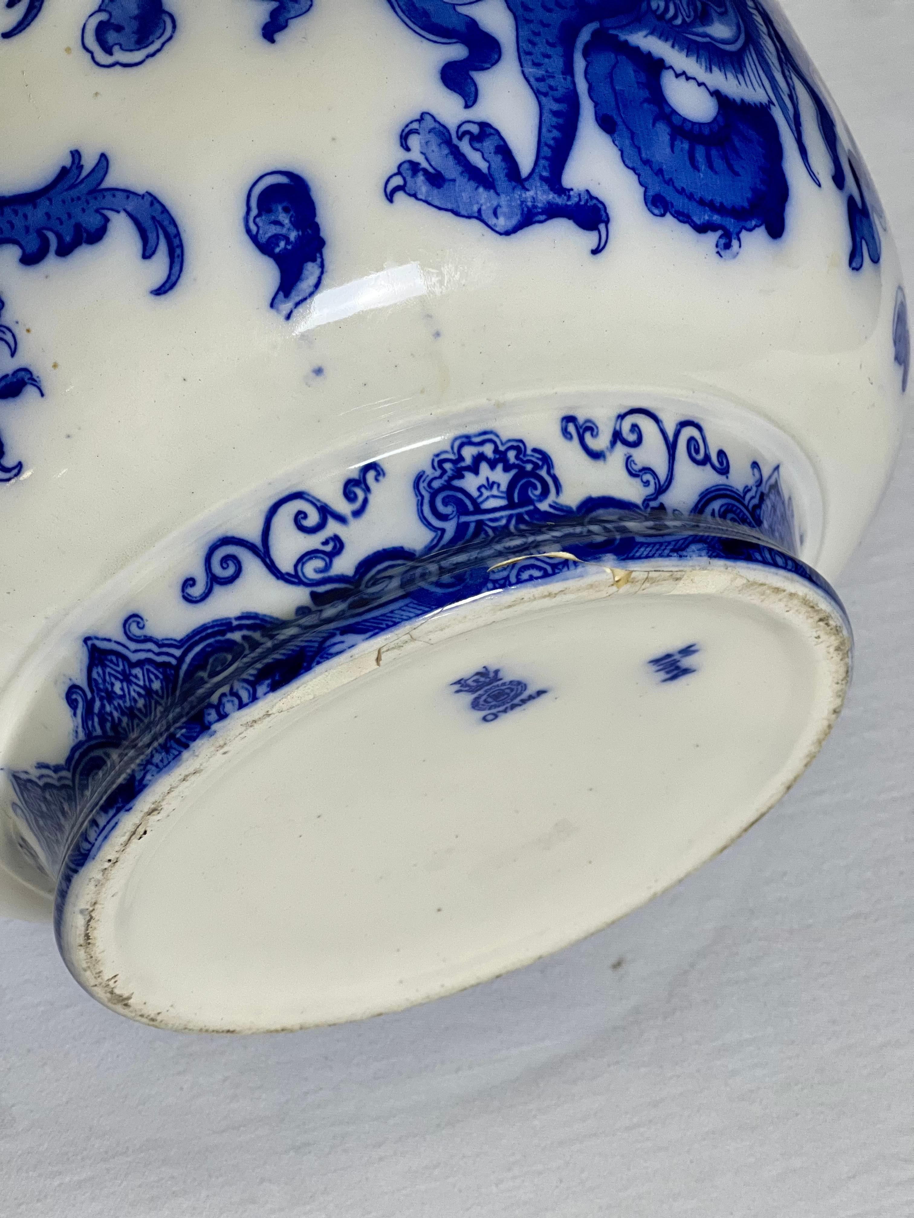 Jardinière Royal Doulton Oyama en porcelaine bleue à motifs en vente 4