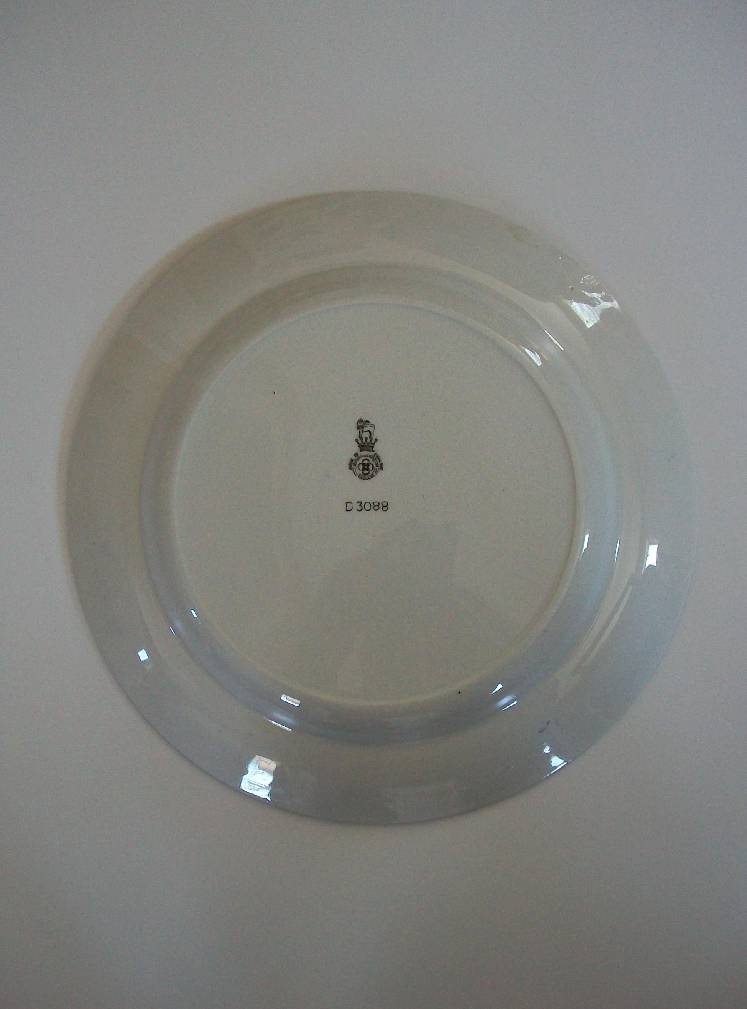 English ROYAL DOULTON - Persian Pattern Plate - Design Number D3088 - U.K. - Circa 1920 For Sale