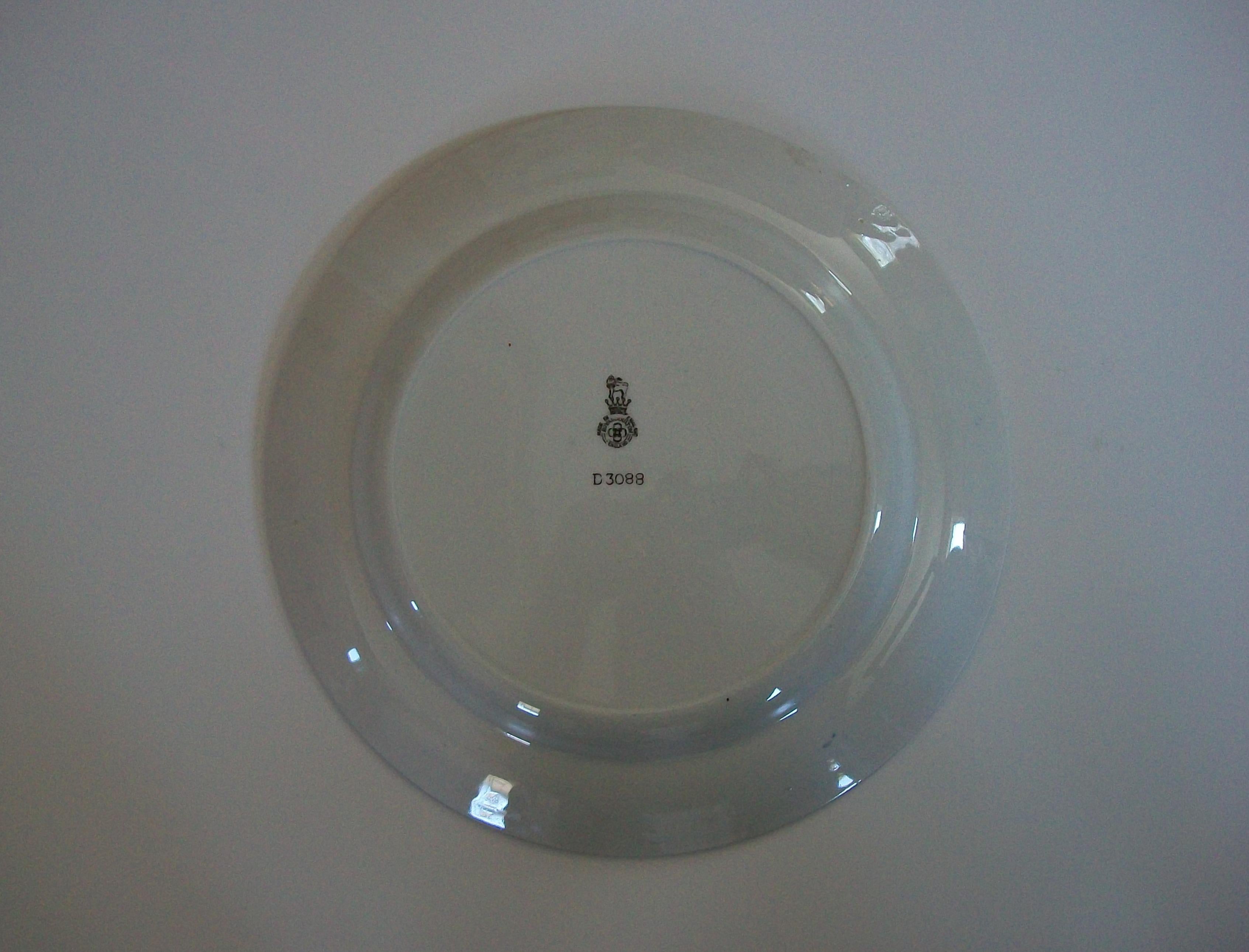 Glazed ROYAL DOULTON - Persian Pattern Plate - Design Number D3088 - U.K. - Circa 1920 For Sale