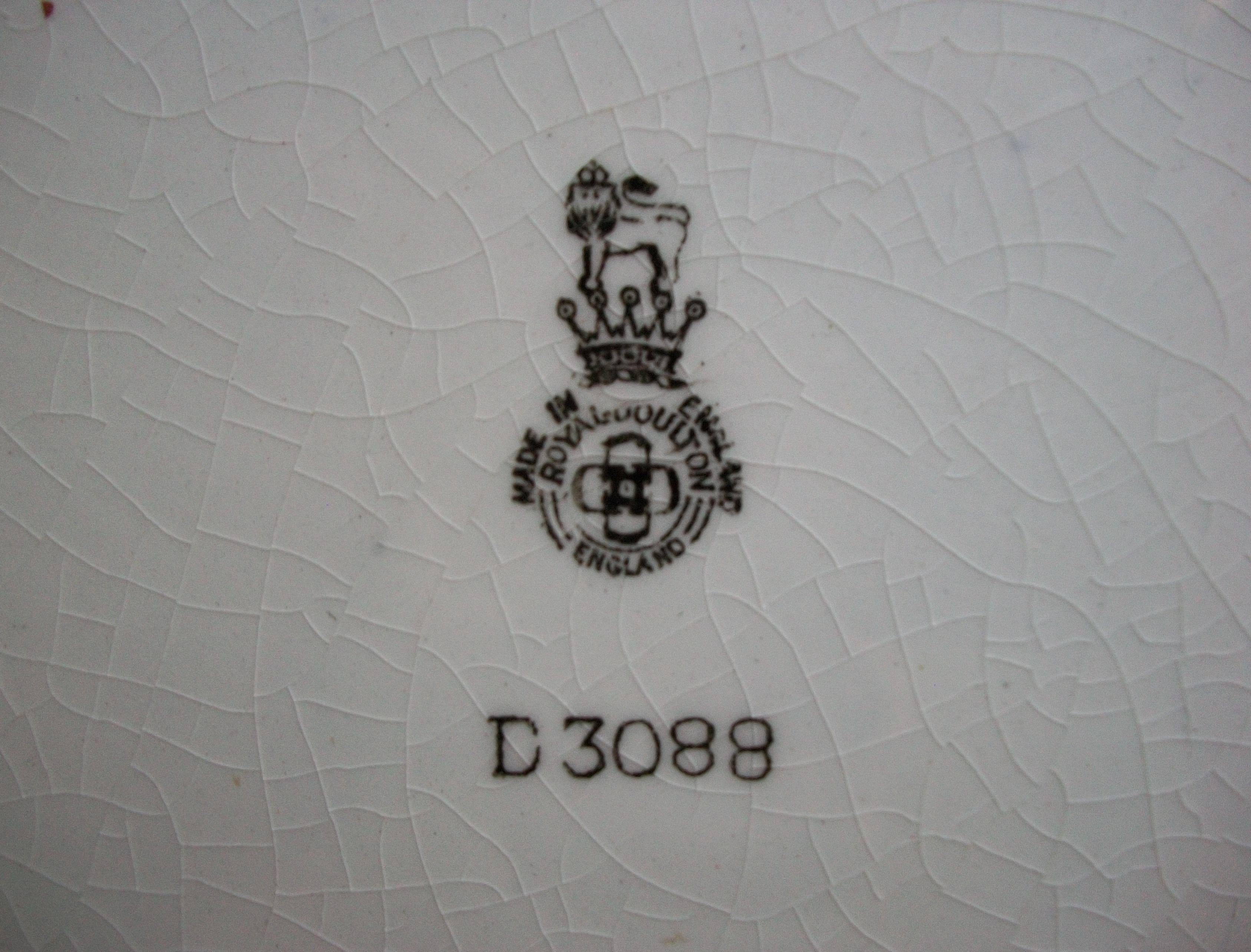 20th Century ROYAL DOULTON - Persian Pattern Plate - Design Number D3088 - U.K. - Circa 1920 For Sale
