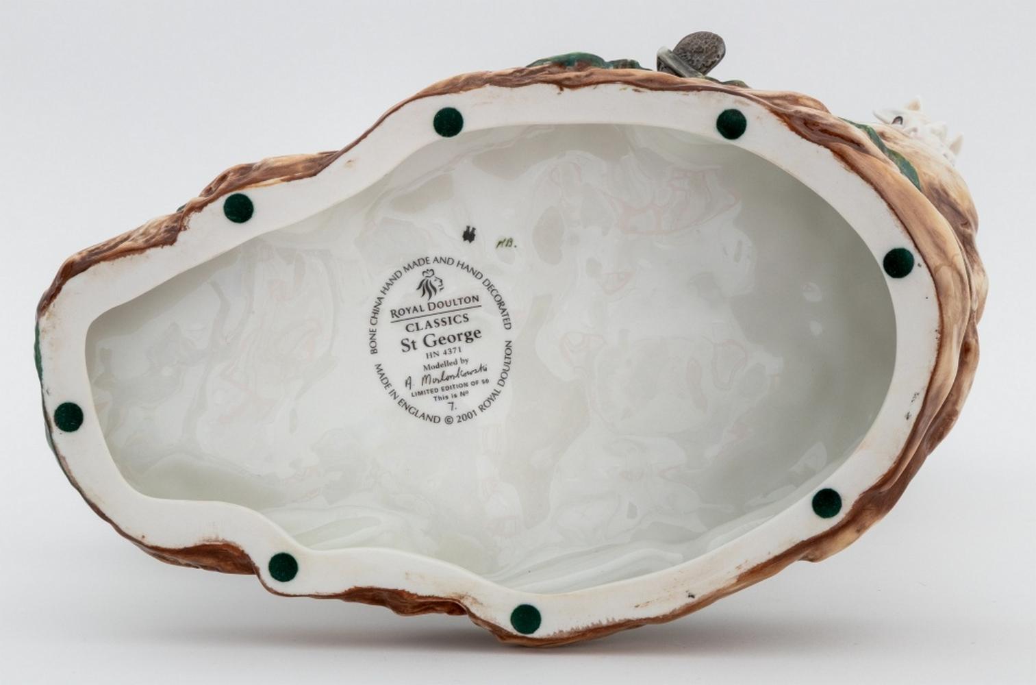 Figure de Saint George en porcelaine de Royal Doulton en vente 7