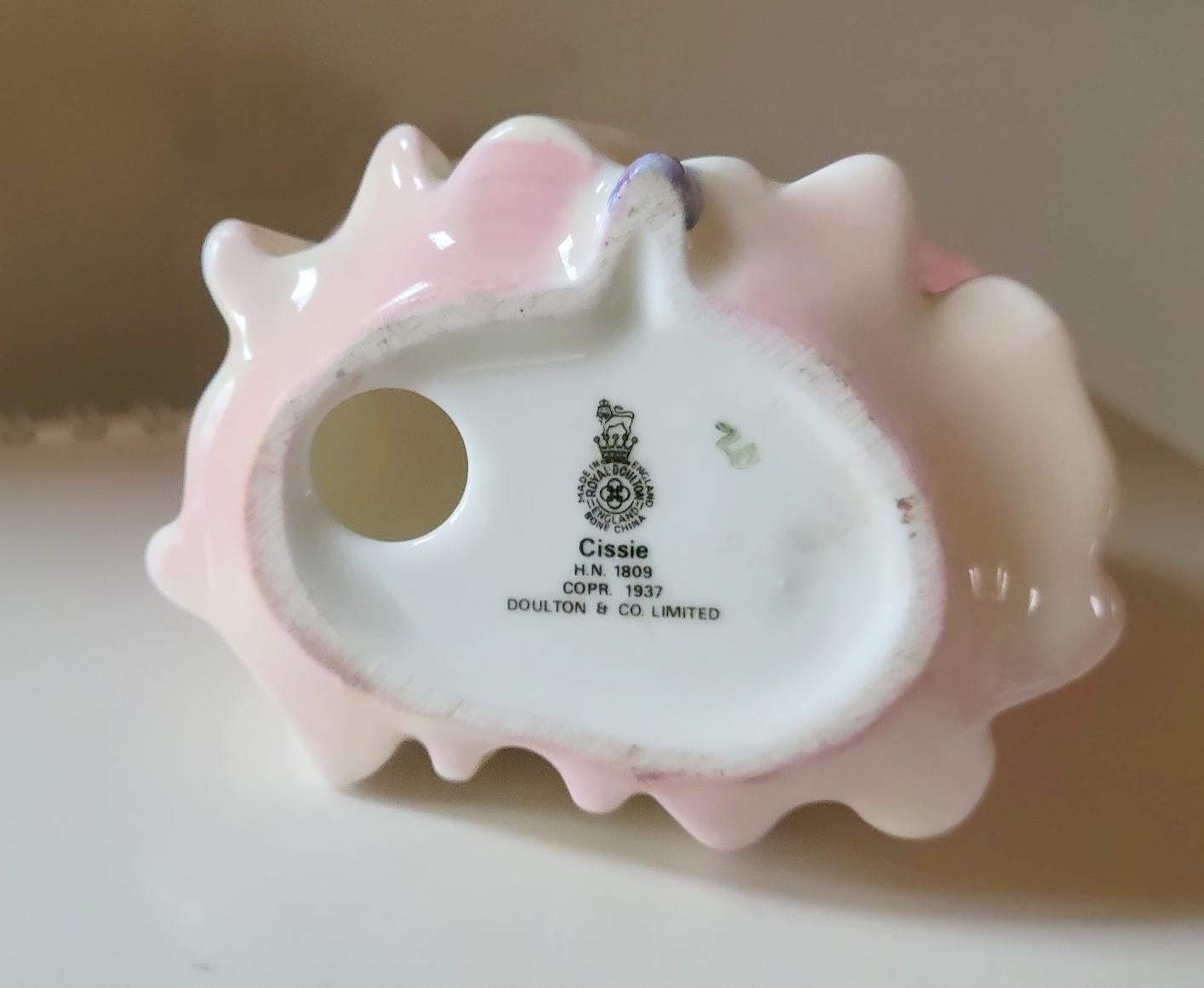 Royal Doulton Porzellanfigur Cissie HN 1809 im Zustand „Hervorragend“ im Angebot in Chesterland, OH