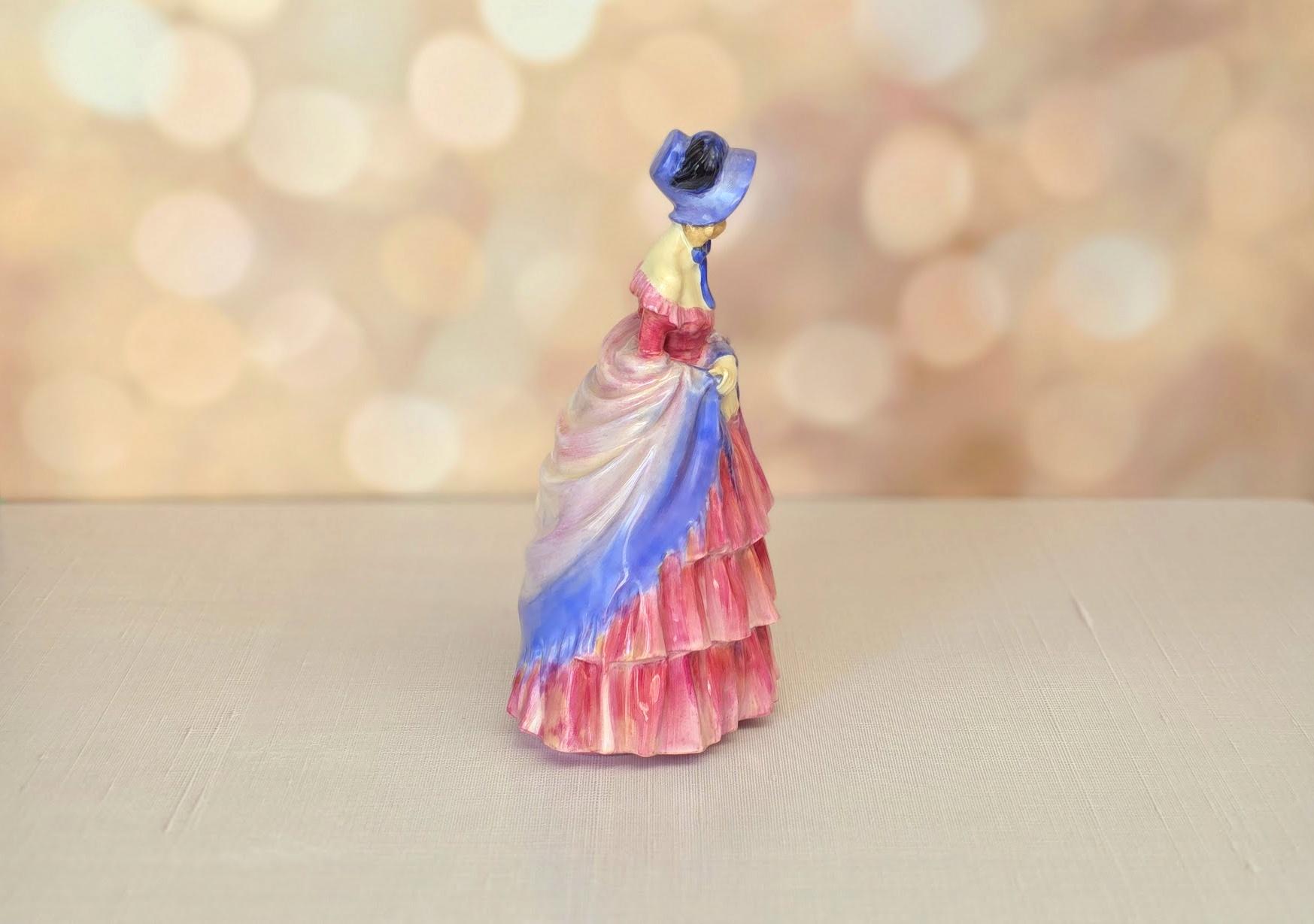 Figura de porcelana Royal Doulton Dama victoriana en Excelente estado para la venta en Chesterland, OH