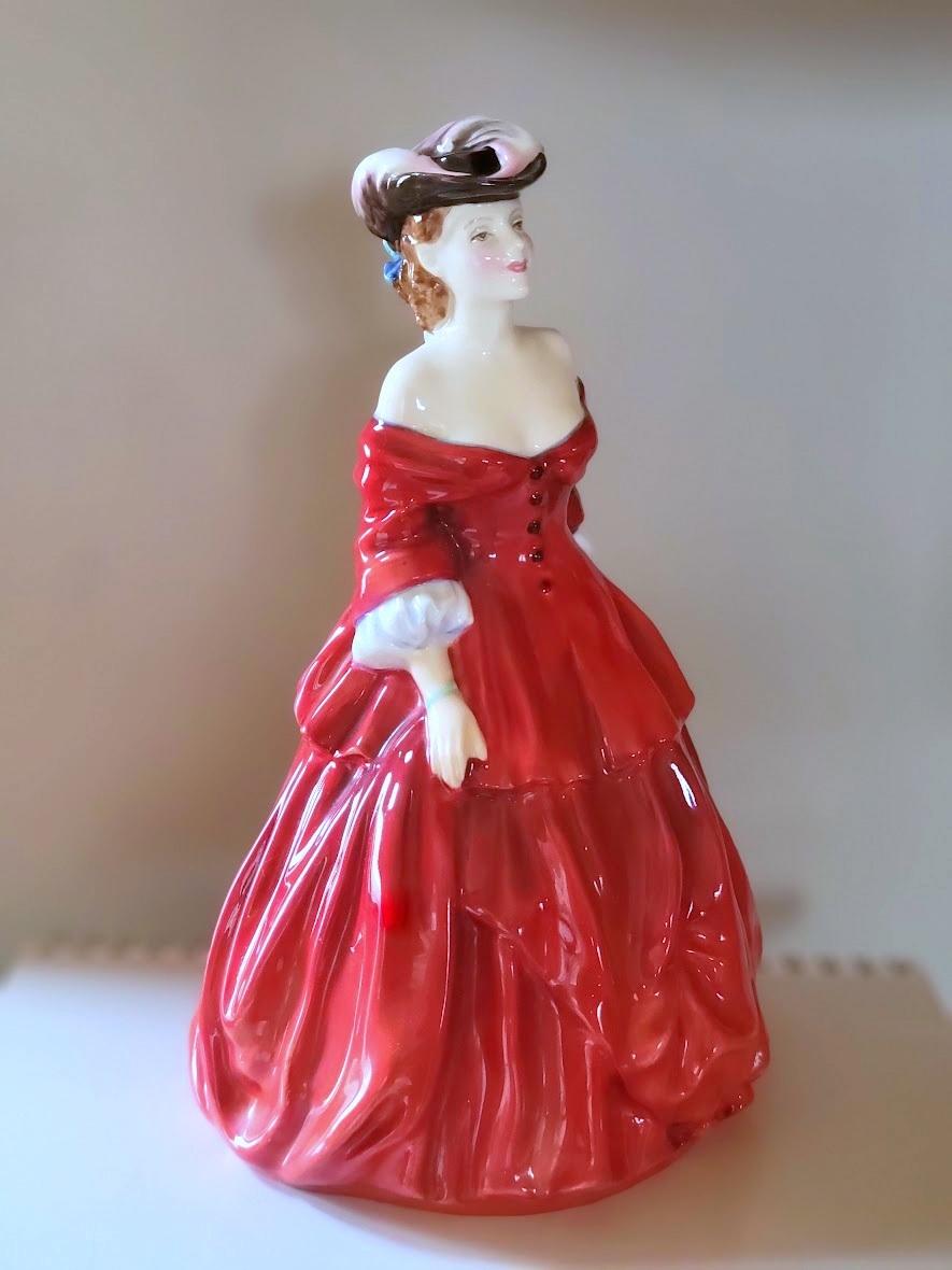 La statuetta Royal Doulton Vivienne HN 2073 è stata disegnata da Leslie Harradine, un famoso artista di Royal Doulton che ha lavorato per l'azienda dal 1920 al 1957. La statuetta è stata introdotta per la prima volta nel 1951 ed è stata prodotta