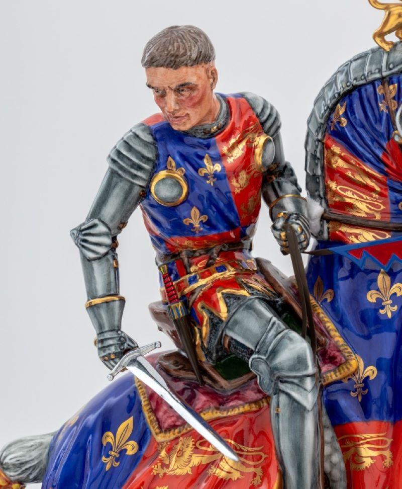 Figura de porcelana Royal Doulton de Enrique V en Agincourt, 1997, diseñada por Alan Maslankowski, el rey empuñando una espada y montado en su corcel sobre una base oval con una inscripción del discurso del Día de San Crispín de la obra de