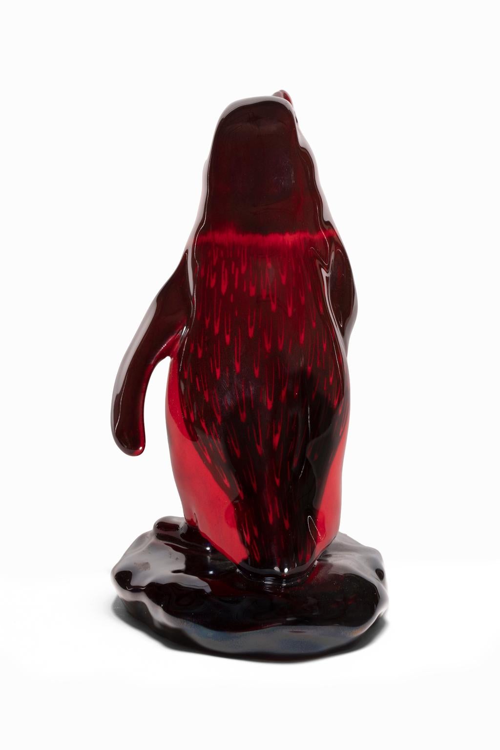  Figurine en porcelaine Flambe rouge Royal Doulton « PENGUIN » 1930 Excellent état - En vente à Bloomfield Hills, MI