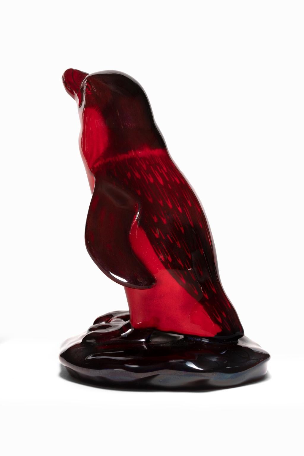 20ième siècle  Figurine en porcelaine Flambe rouge Royal Doulton « PENGUIN » 1930 en vente
