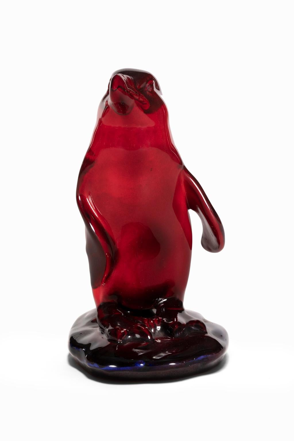  Figurine en porcelaine Flambe rouge Royal Doulton « PENGUIN » 1930 en vente 1