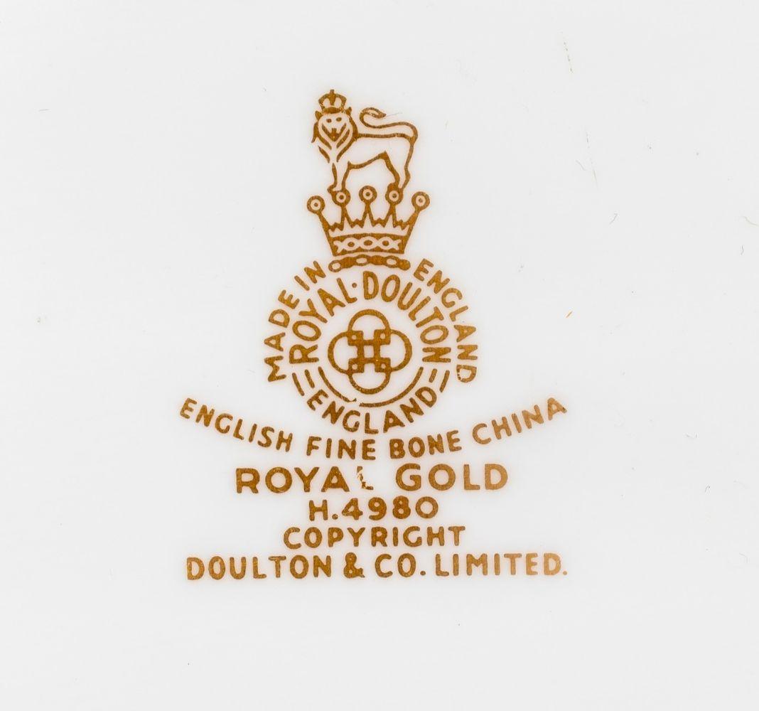 Service de table Royal Doulton « Royal Gold » pour 12 personnes en vente 3