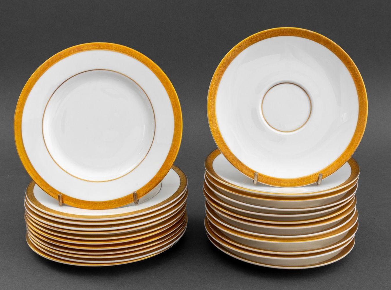 Service de table Royal Doulton « Royal Gold » pour 12 personnes en vente 4