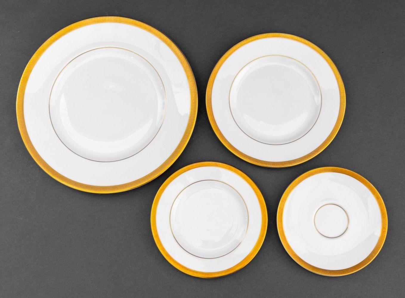 Service de table Royal Doulton « Royal Gold » pour 12 personnes en vente 5