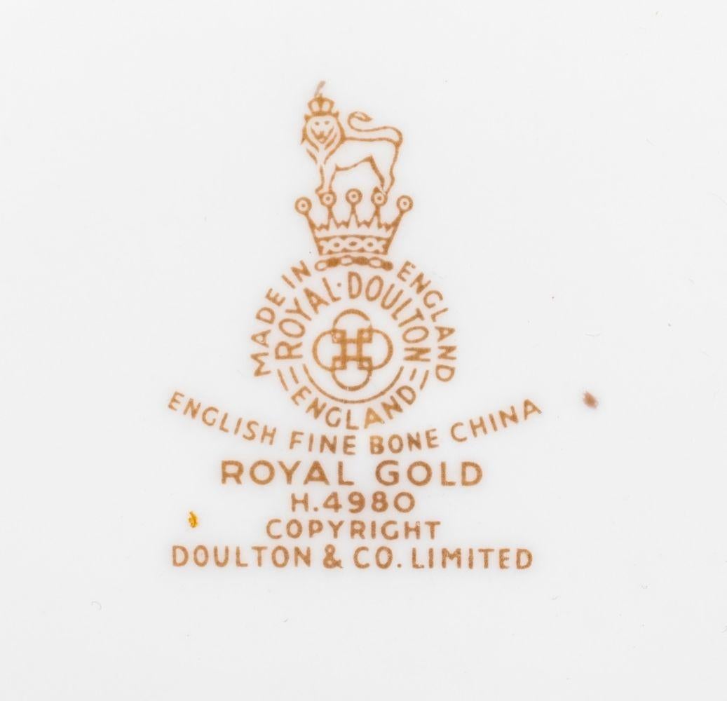 Service de table Royal Doulton « Royal Gold » pour 12 personnes en vente 7