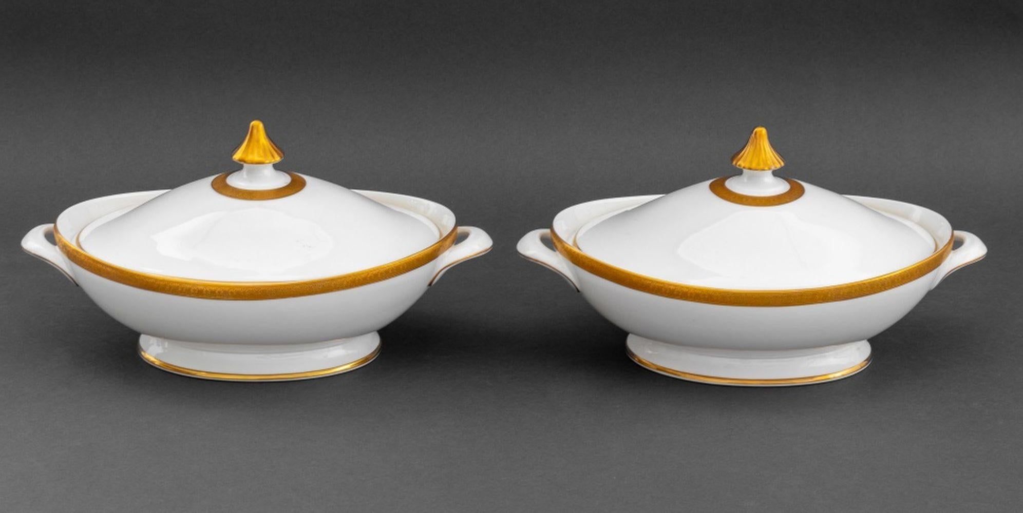 Service de table Royal Doulton « Royal Gold » pour 12 personnes en vente 8