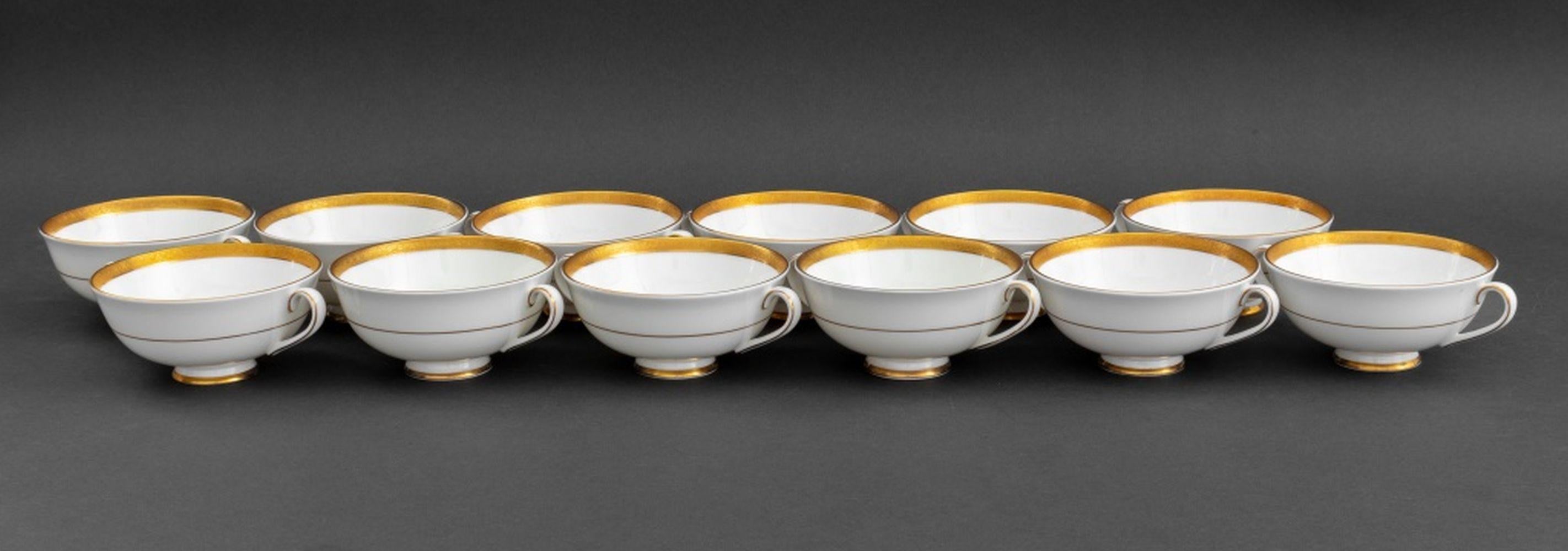 Moderne Service de table Royal Doulton « Royal Gold » pour 12 personnes en vente