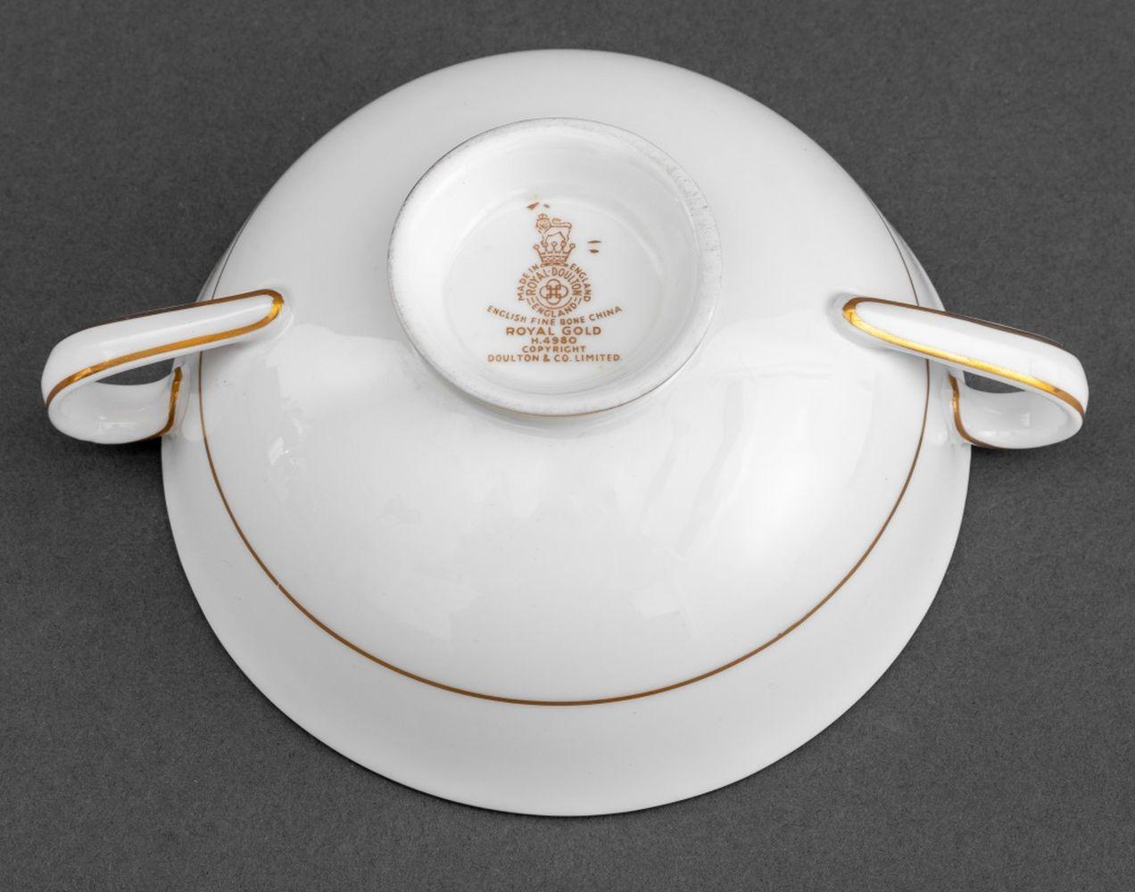 Service de table Royal Doulton « Royal Gold » pour 12 personnes Bon état - En vente à Astoria, NY