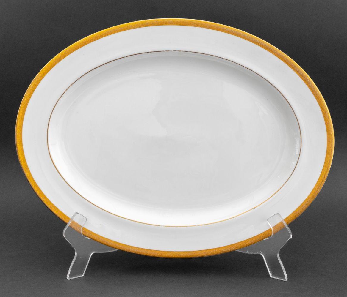 Service de table Royal Doulton « Royal Gold » pour 12 personnes en vente 1