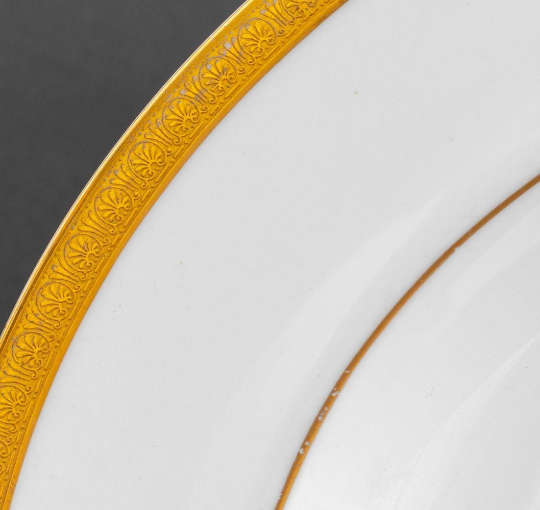 Service de table Royal Doulton « Royal Gold » pour 12 personnes en vente 2