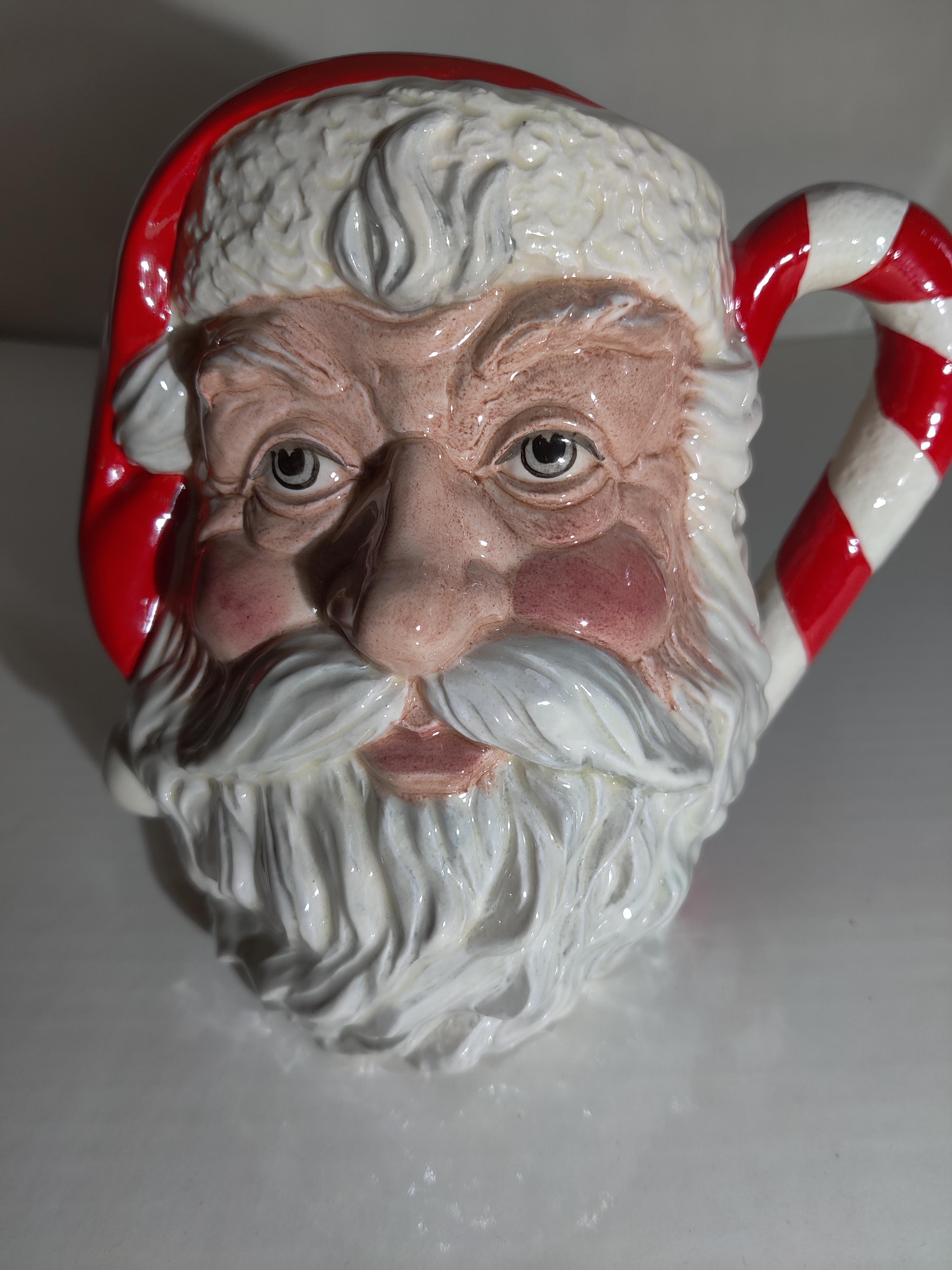 Royal D0ulton Pichet du Père Noël
D6793
Fabriqués et décorés à la main
Designer Michael Abberley
