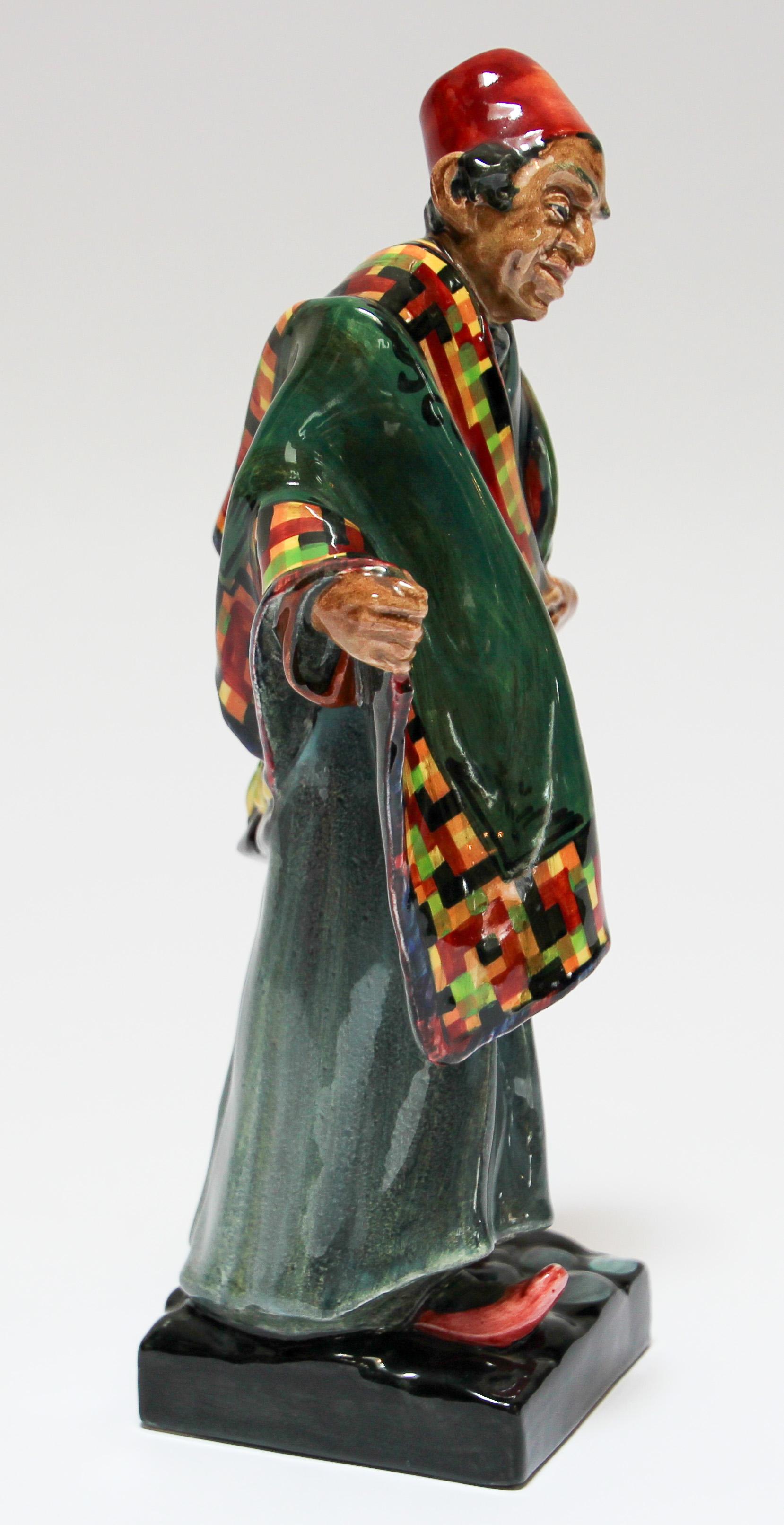 Marokkanische dekorative Porzellanfigur von Royal Doulton, „der Teppichverkäufer“ im Angebot 4