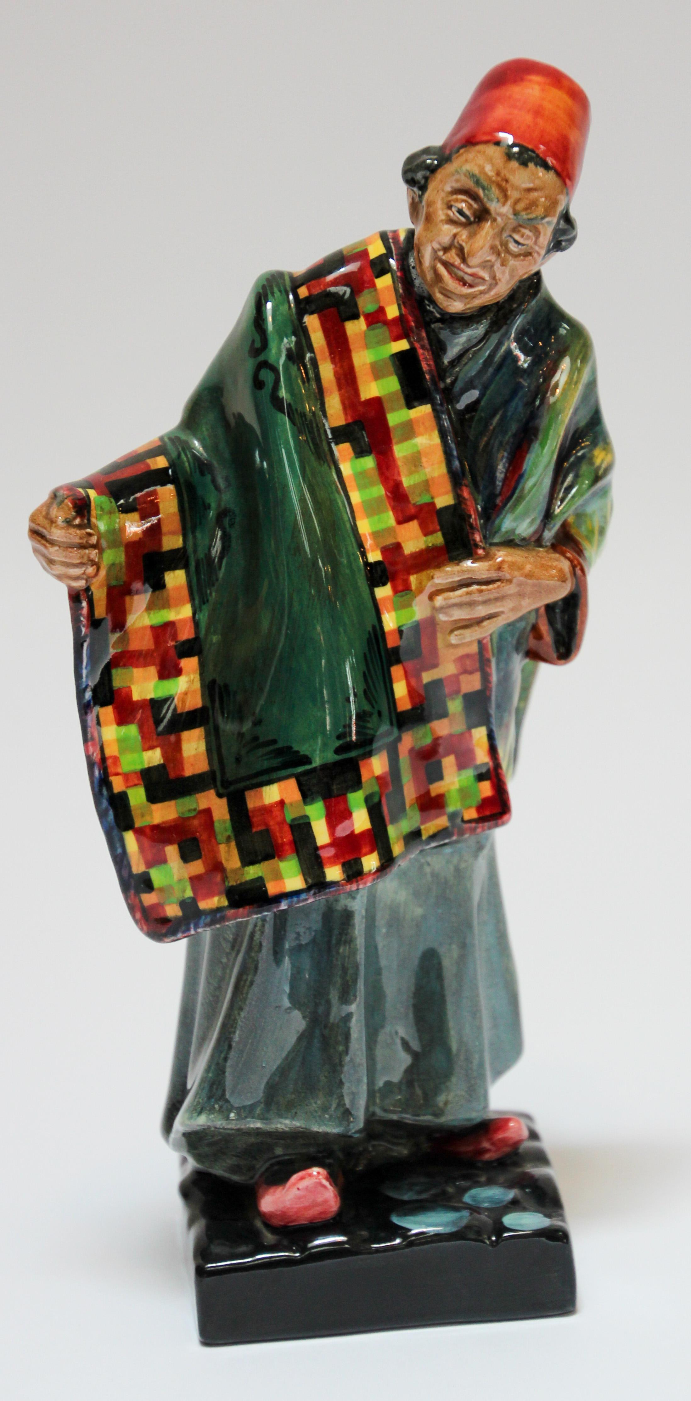Figurine en porcelaine décorative marocaine Royal Doulton « Le vendeur de tapis » en vente 3