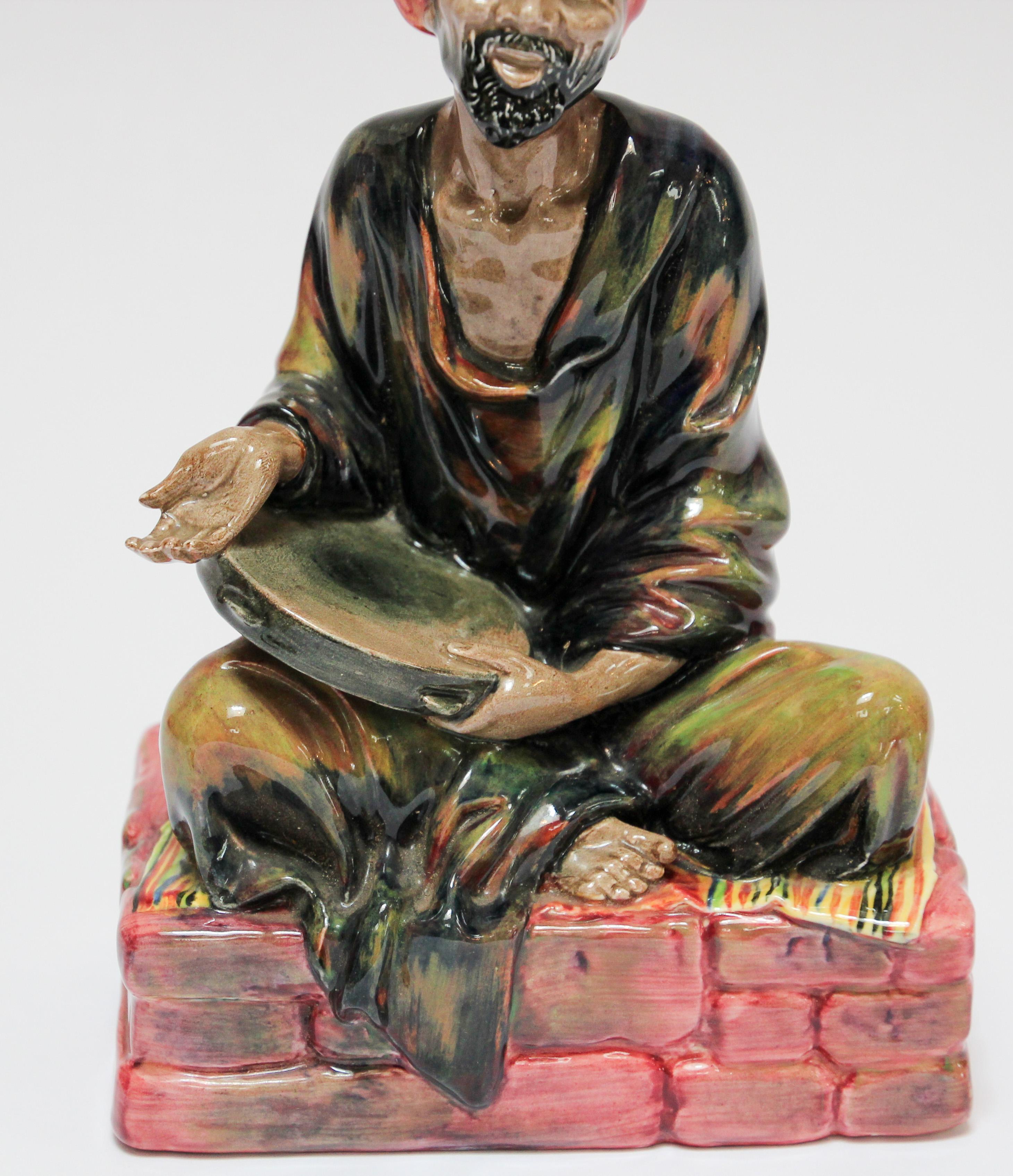 Figurine en porcelaine Royal Doulton, « Le Mendicant » en vente 3